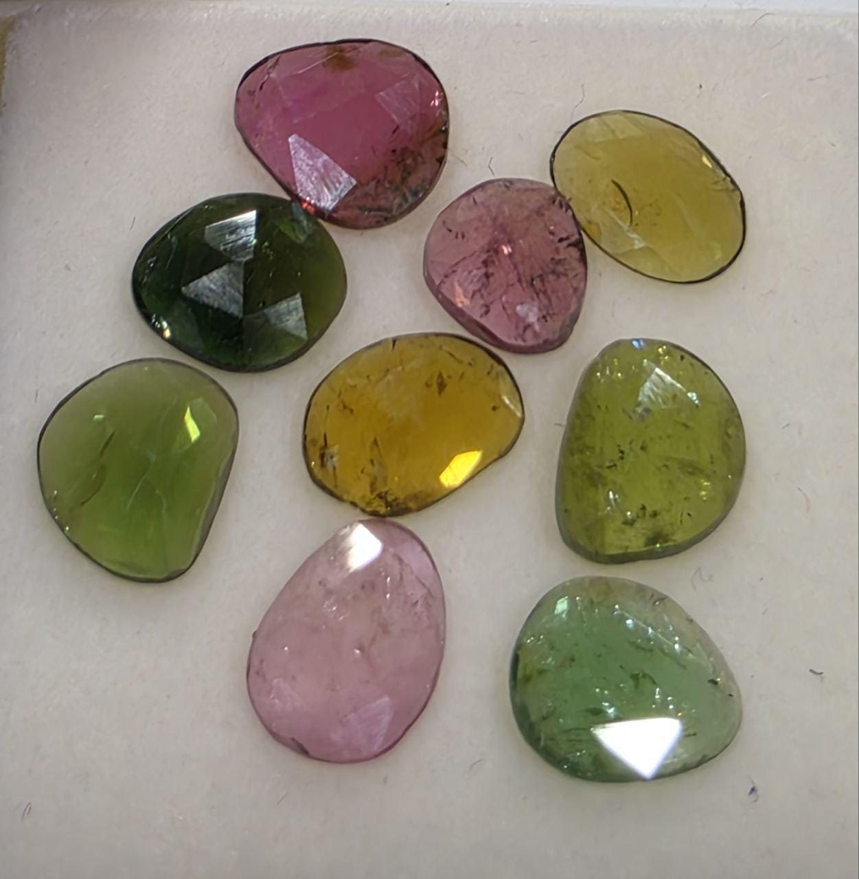 Lote de 9 turmalinas rosadas y verdes facetadas de corte rosa - Piedras preciosas naturales sin tratar - Promedio de 6 x 8 mm