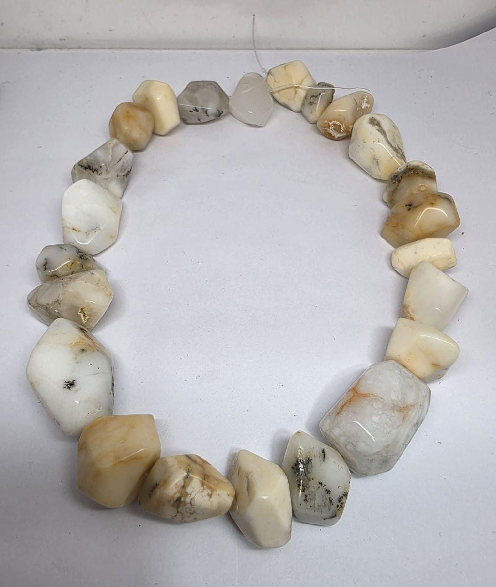 Perles de pépites d'opale blanche facettées, 15 pouces (20 x 16 mm). Longueur du fil : environ 39 cm.