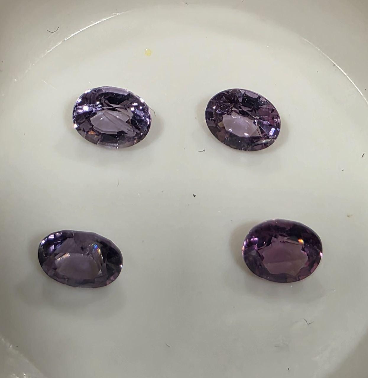 Lot de spinelles multicolores ovales à facettes 5-5,5 x 4 mm (4 pièces) - Pierres précieuses en vrac - Prix de gros - Gemmes naturelles