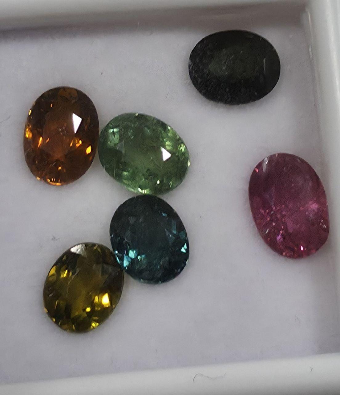 Lot de tourmalines multicolores ovales à facettes, environ 6-7 x 5 mm (6 pièces) - Pierres précieuses en vrac - Prix de gros - Gemmes naturelles