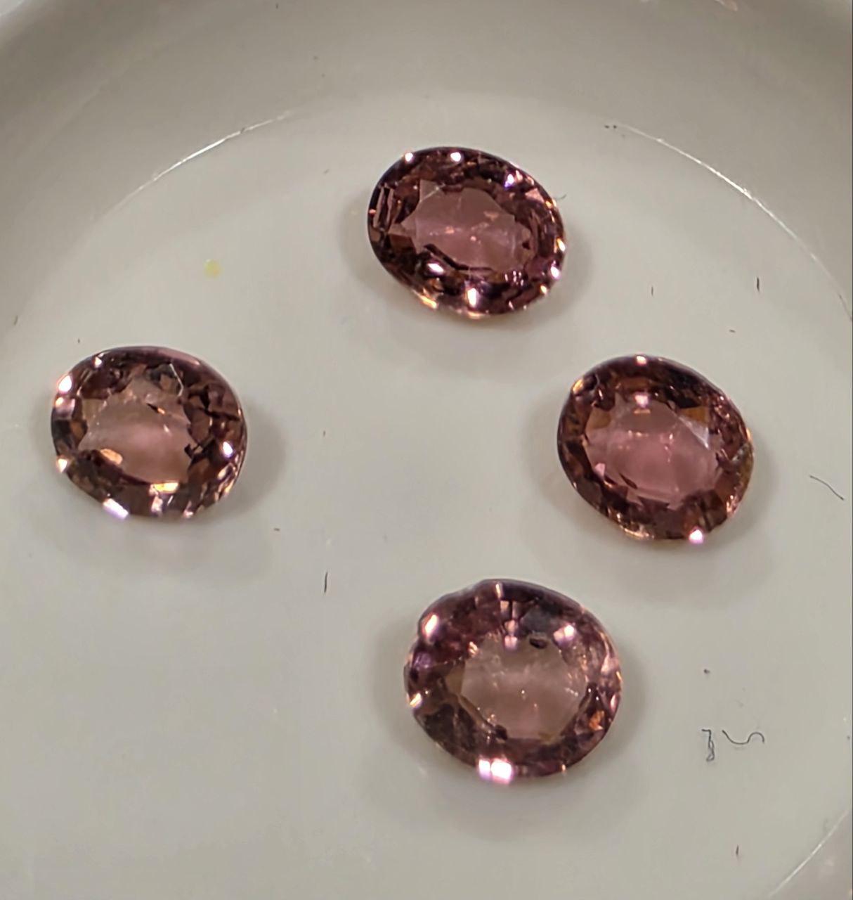 Lot de tourmalines roses ovales à facettes 5-5-6 x 4,8 mm (4 pièces) - Pierres précieuses en vrac - Prix de gros - Gemmes naturelles