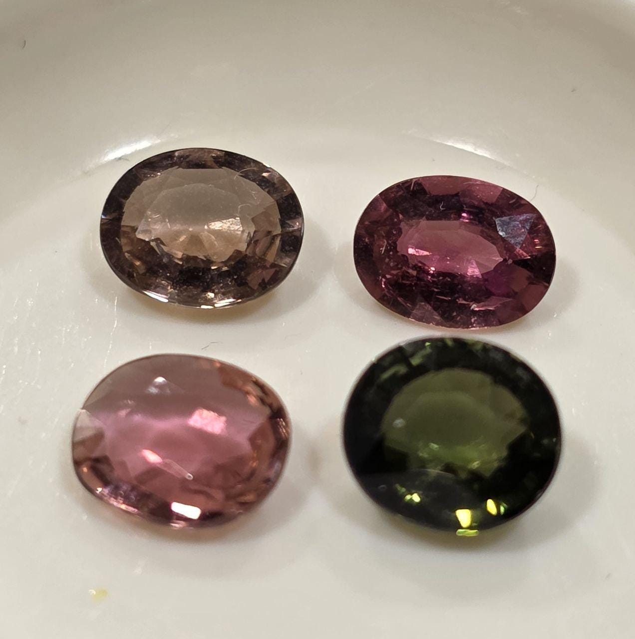 Lot de tourmalines multicolores ovales à facettes 7x6 mm environ (4 pièces) - Pierres précieuses en vrac - Prix de gros - Gemmes naturelles