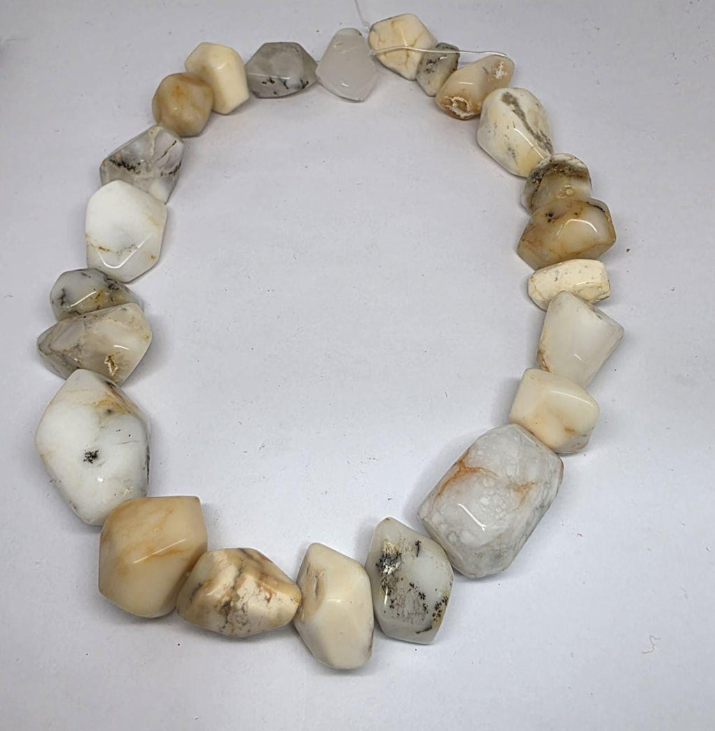 Perles de pépites d'opale blanche facettées, 15 pouces (20 x 16 mm). Longueur du fil : environ 39 cm.