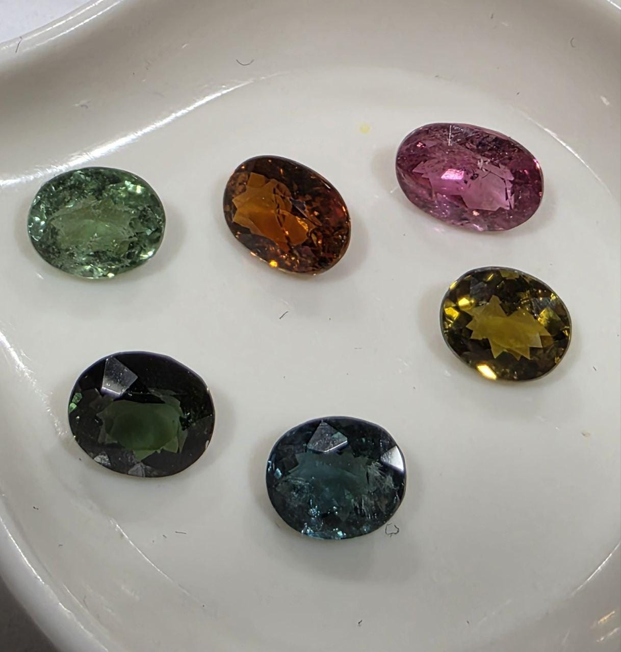 Lot de tourmalines multicolores ovales à facettes, environ 6-7 x 5 mm (6 pièces) - Pierres précieuses en vrac - Prix de gros - Gemmes naturelles