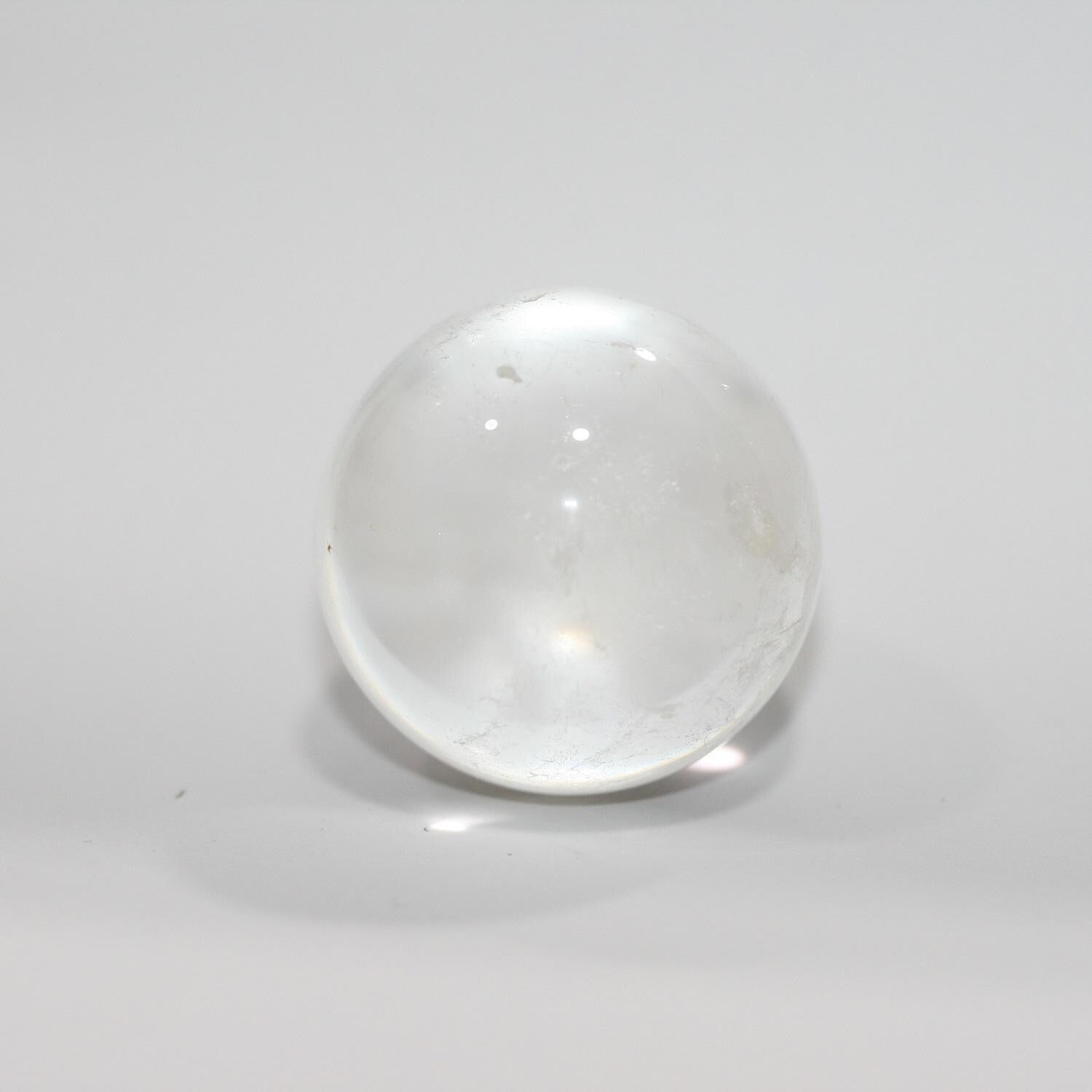 Pendentif sphérique en cristal de roche, boule lisse sans perçage, 28 mm. - Réf. 14854