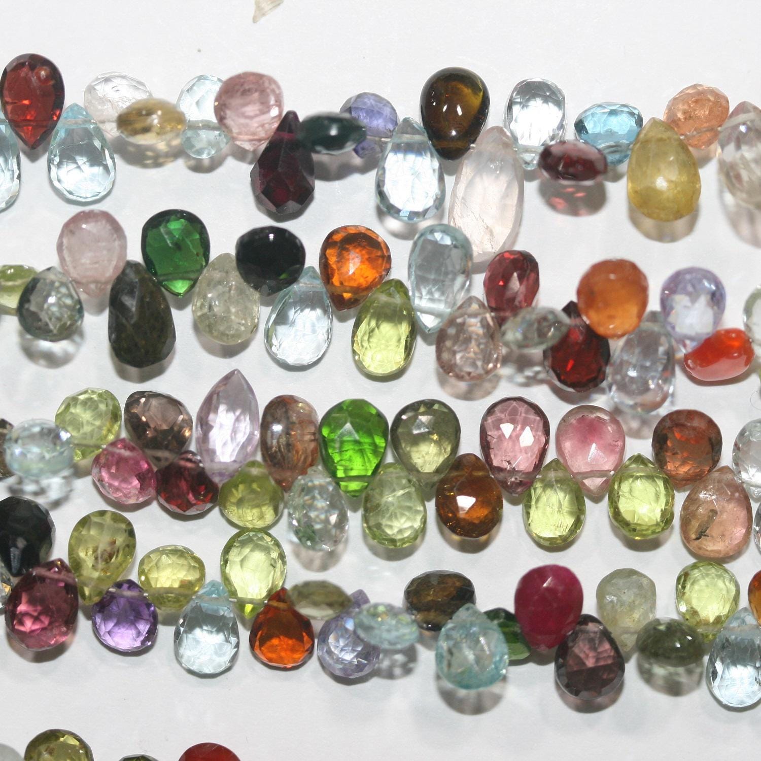 Perles pendantes à facettes en pierre multiple de 20 cm (8 po), 7 x 5 mm. Longueur approximative : 20 cm. Réf. 14962