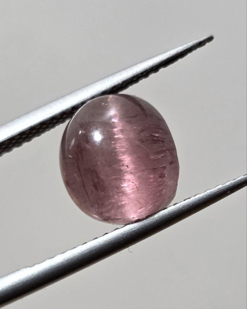 Tourmaline œil-de-chat rose AAA, cabochon ovale 10 x 8,8 mm, 5,3 ct - Tourmaline rouge - Pierre non traitée - Propriétés lithogènes - Effet chatoyant