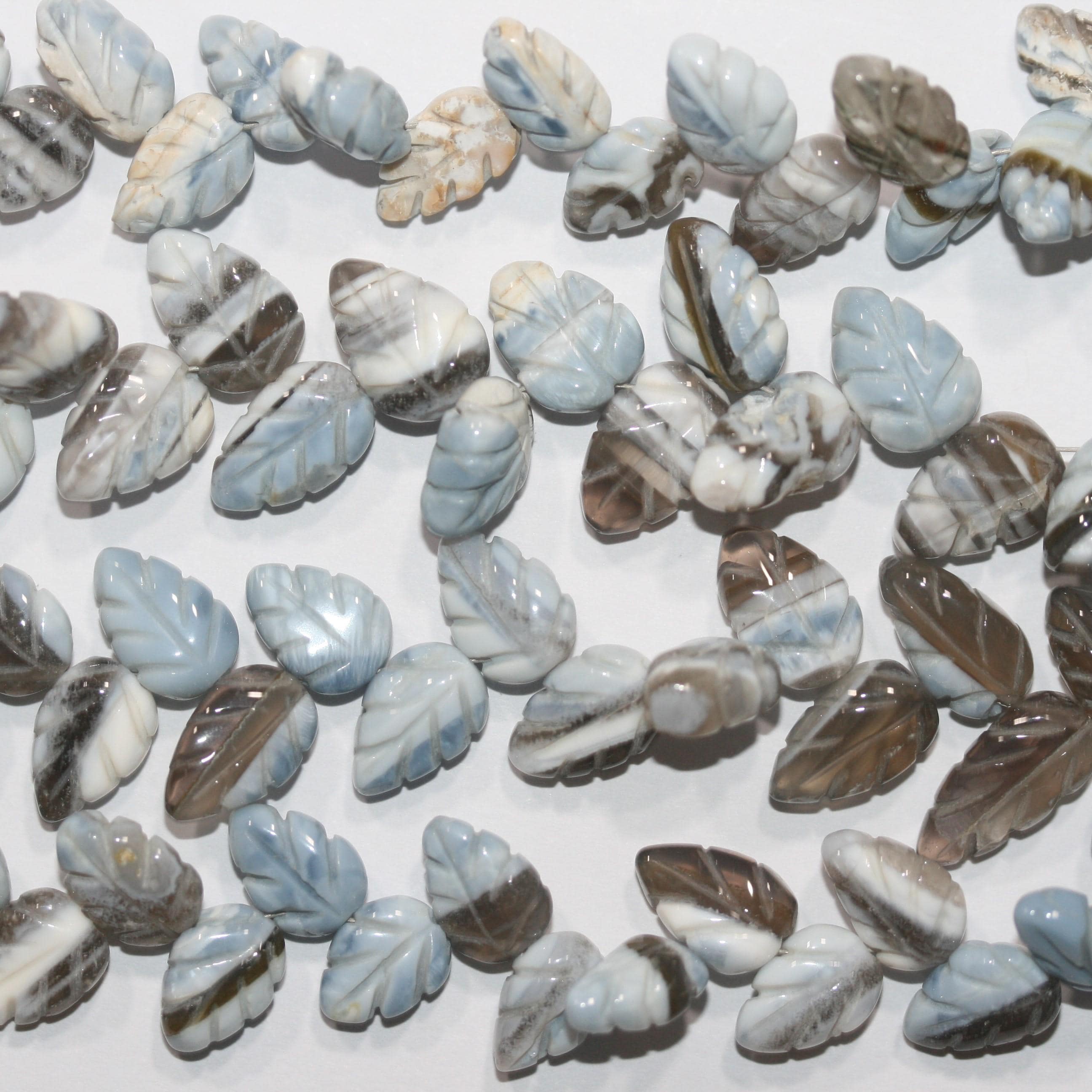 Cuentas de hoja galonadas de ópalo azul de 8" (12 x 8 mm). Aprox. - Hilo de 20 cm. - Artículo 15028