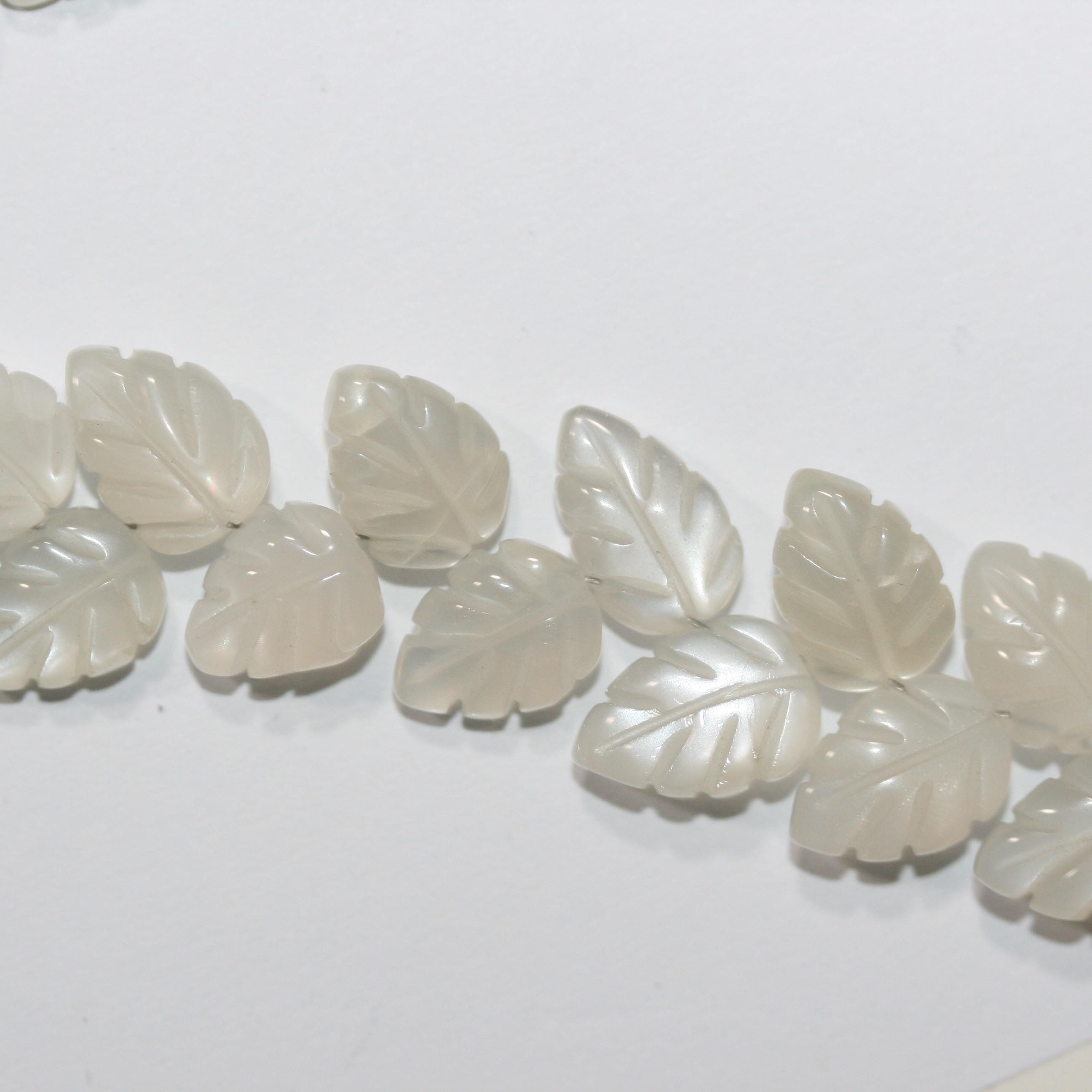 Perles en pierre de lune St, grain fin, forme feuille, 12 x 8 mm environ. Longueur du fil : 20 cm. Réf. 15026