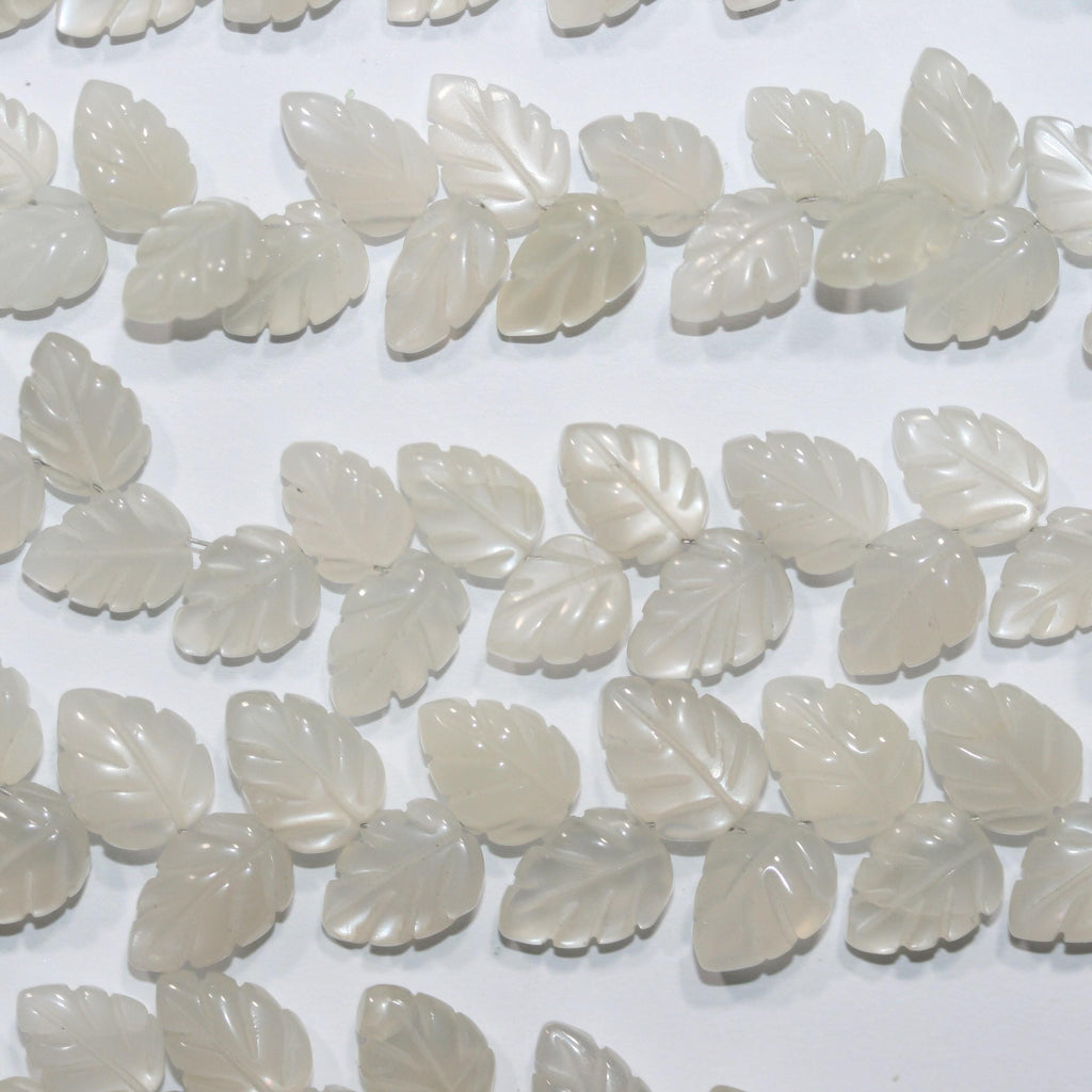 Perles en pierre de lune St, grain fin, forme feuille, 12 x 8 mm environ. Longueur du fil : 20 cm. Réf. 15026