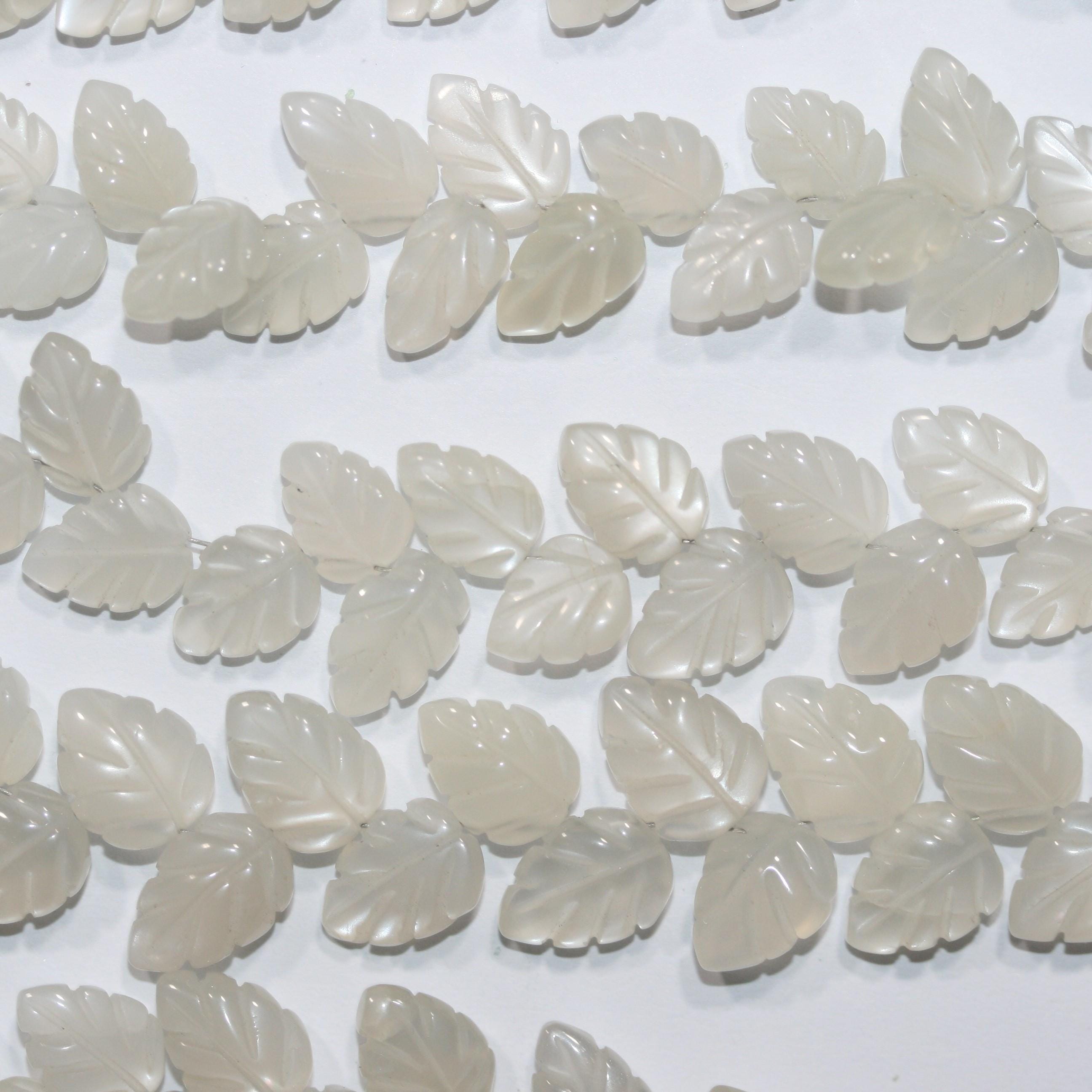 Perles en pierre de lune St, grain fin, forme feuille, 12 x 8 mm environ. Longueur du fil : 20 cm. Réf. 15026