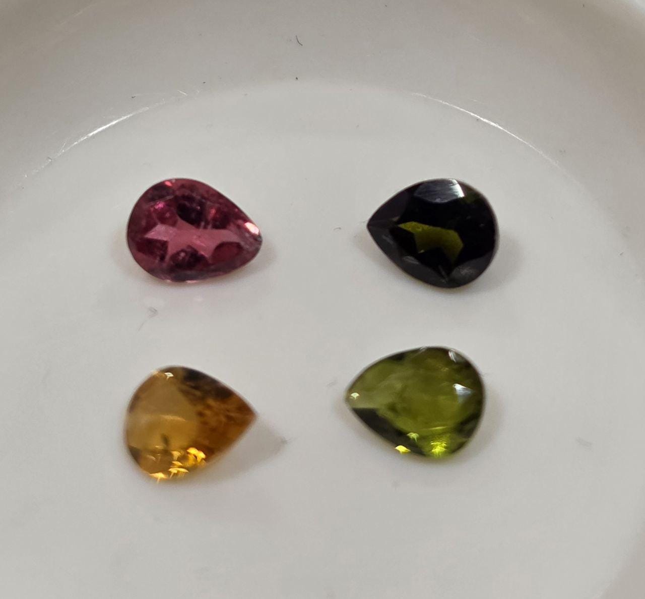 Lot de tourmalines multicolores à facettes en forme de goutte 5x4mm (4 pièces) - Pierres précieuses en vrac - Prix de gros - Gemmes naturelles