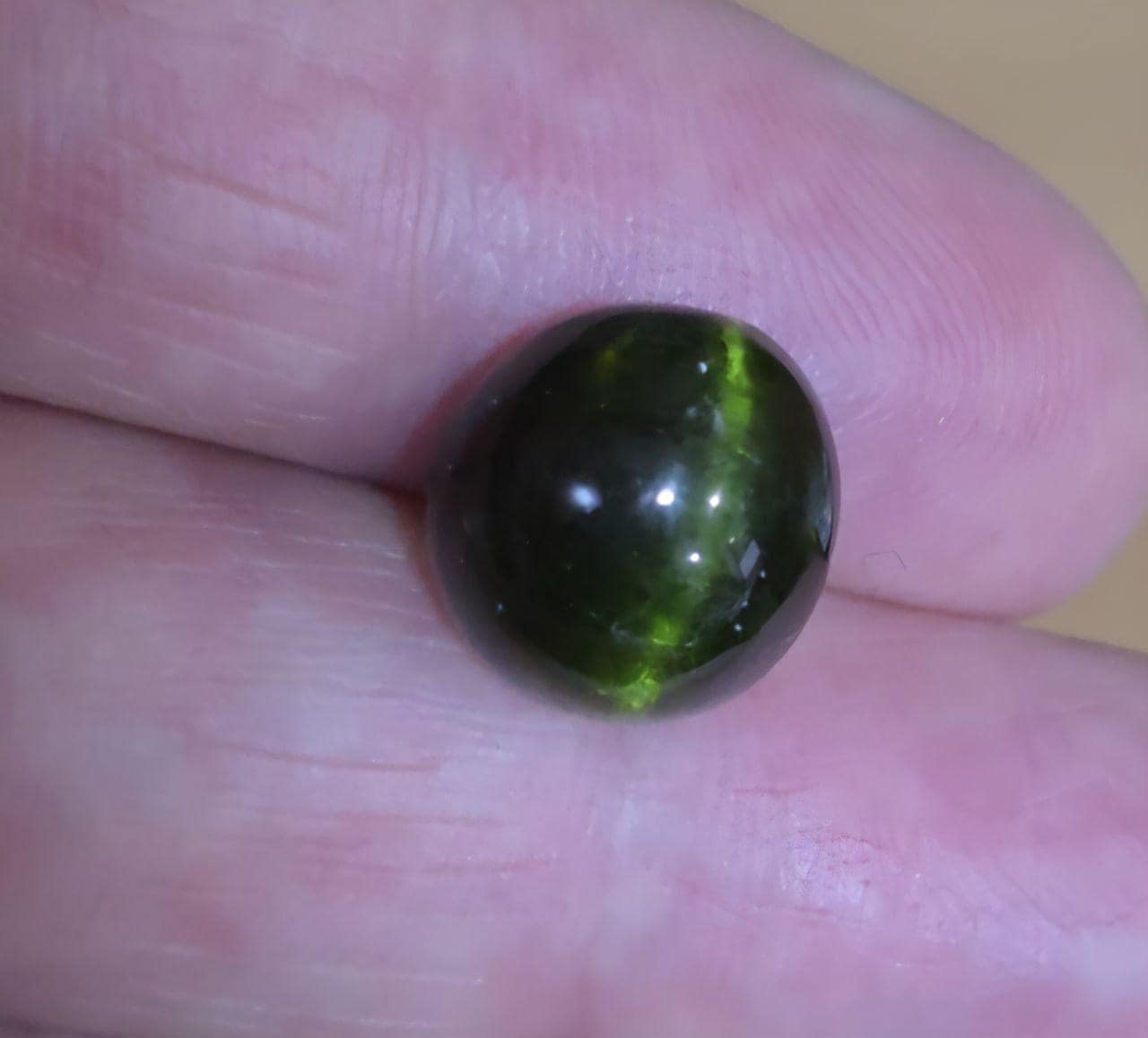 Tourmaline œil-de-chat verte AAA unique en son genre, cabochon ovale 12,6 x 12,1 mm, 11,22 ct - Gemme non traitée - Qualité supérieure - Chatoyance