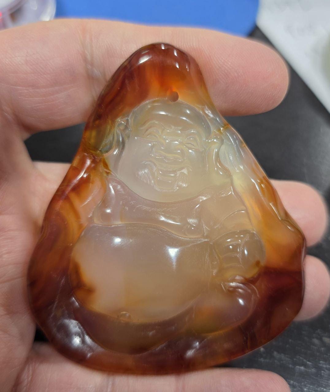 Colgante grande de Buda tallado en ágata cornalina. Talla de piedra preciosa. Pieza única de 68,8 x 60,5 mm.