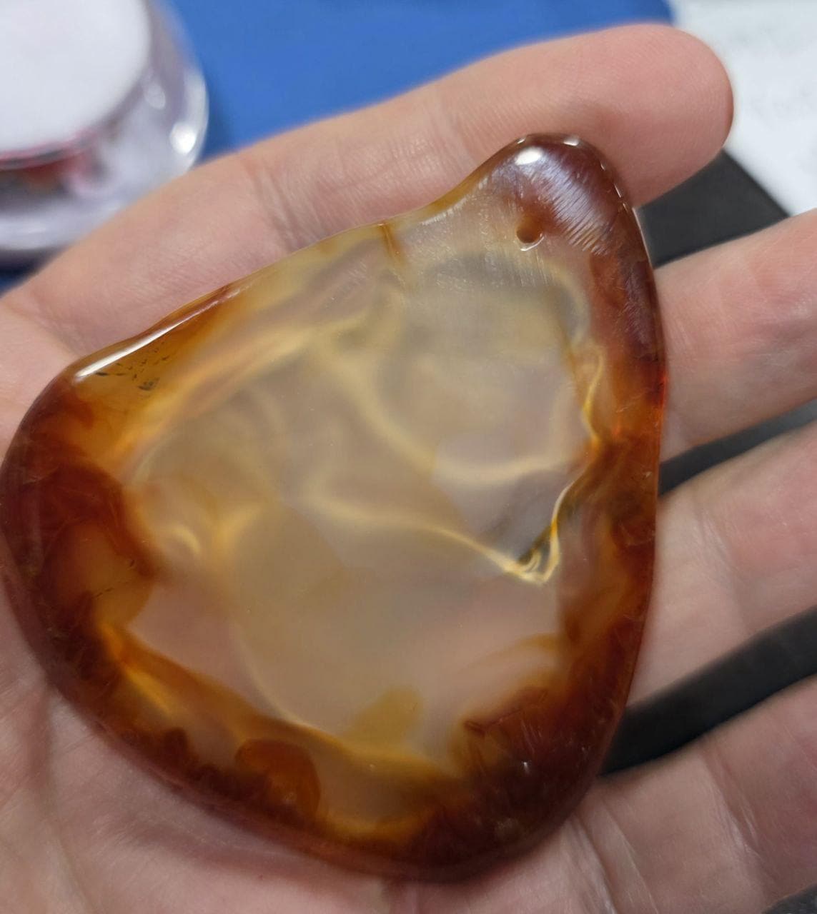 Colgante grande de Buda tallado en ágata cornalina. Talla de piedra preciosa. Pieza única de 68,8 x 60,5 mm.