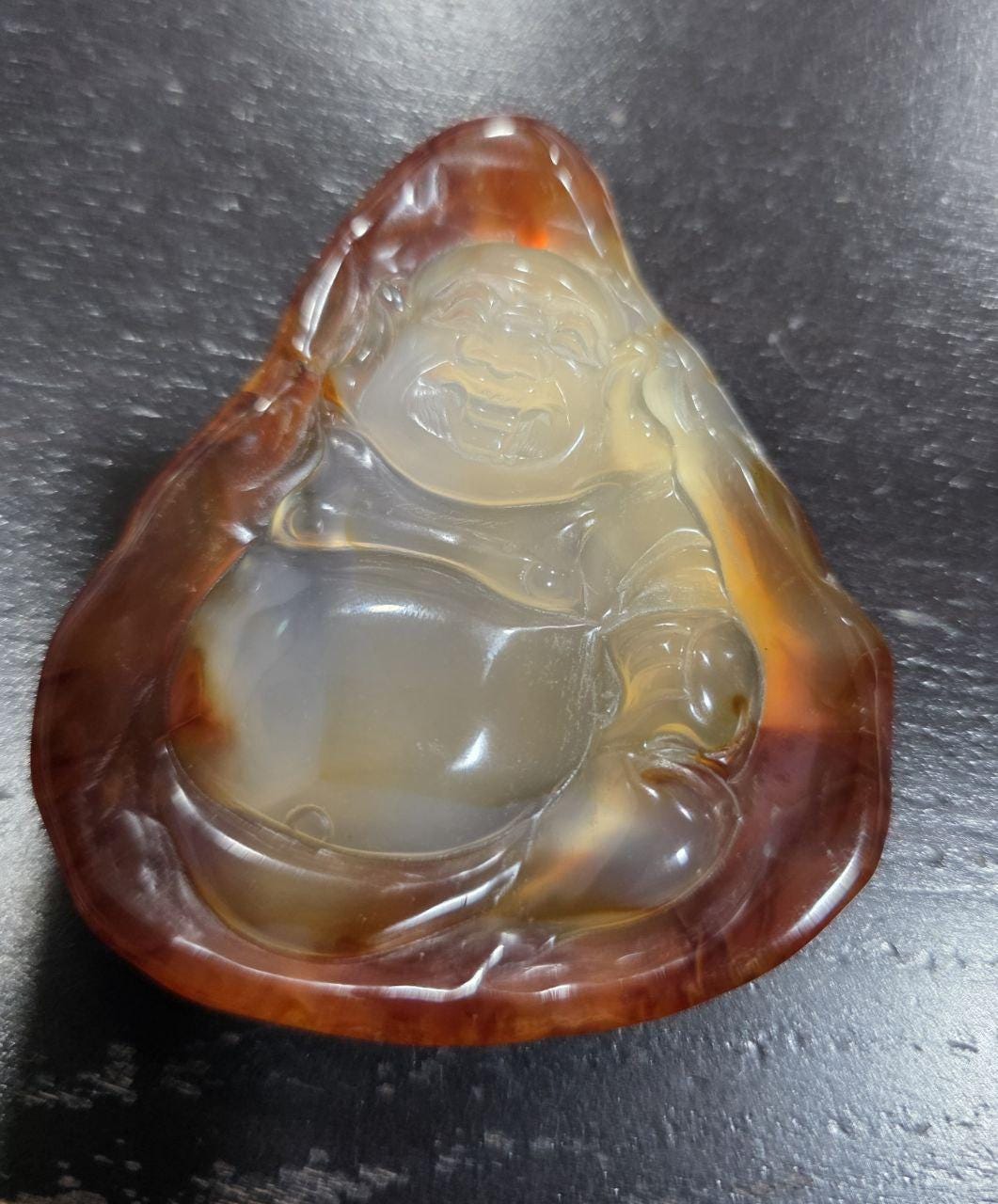 Colgante grande de Buda tallado en ágata cornalina. Talla de piedra preciosa. Pieza única de 68,8 x 60,5 mm.