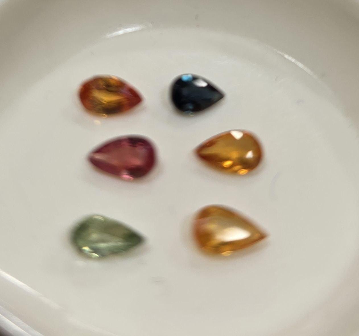 Lot de 6 saphirs multicolores à facettes en forme de goutte (5 x 3 mm). Pierres précieuses en vrac, prix de gros. Gemmes naturelles.