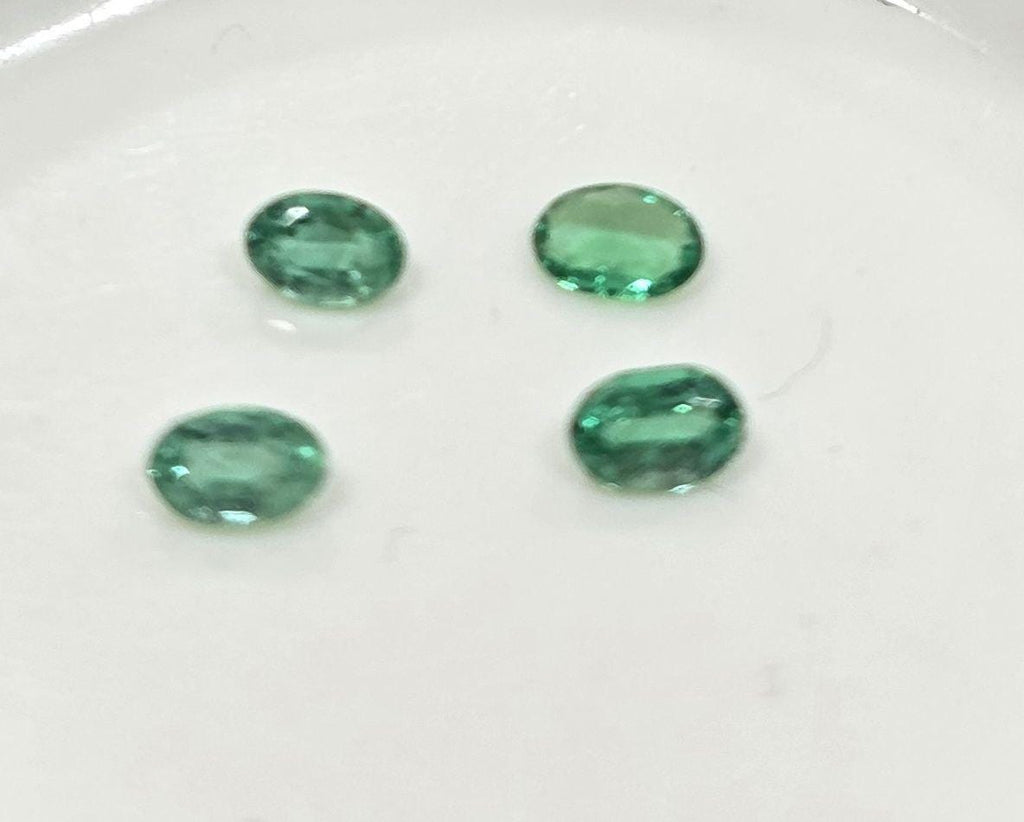 Lote de 4 esmeraldas de 3,5 x 2,5 mm - Esmeraldas diminutas - Piedras preciosas naturales - Lote de esmeraldas africanas
