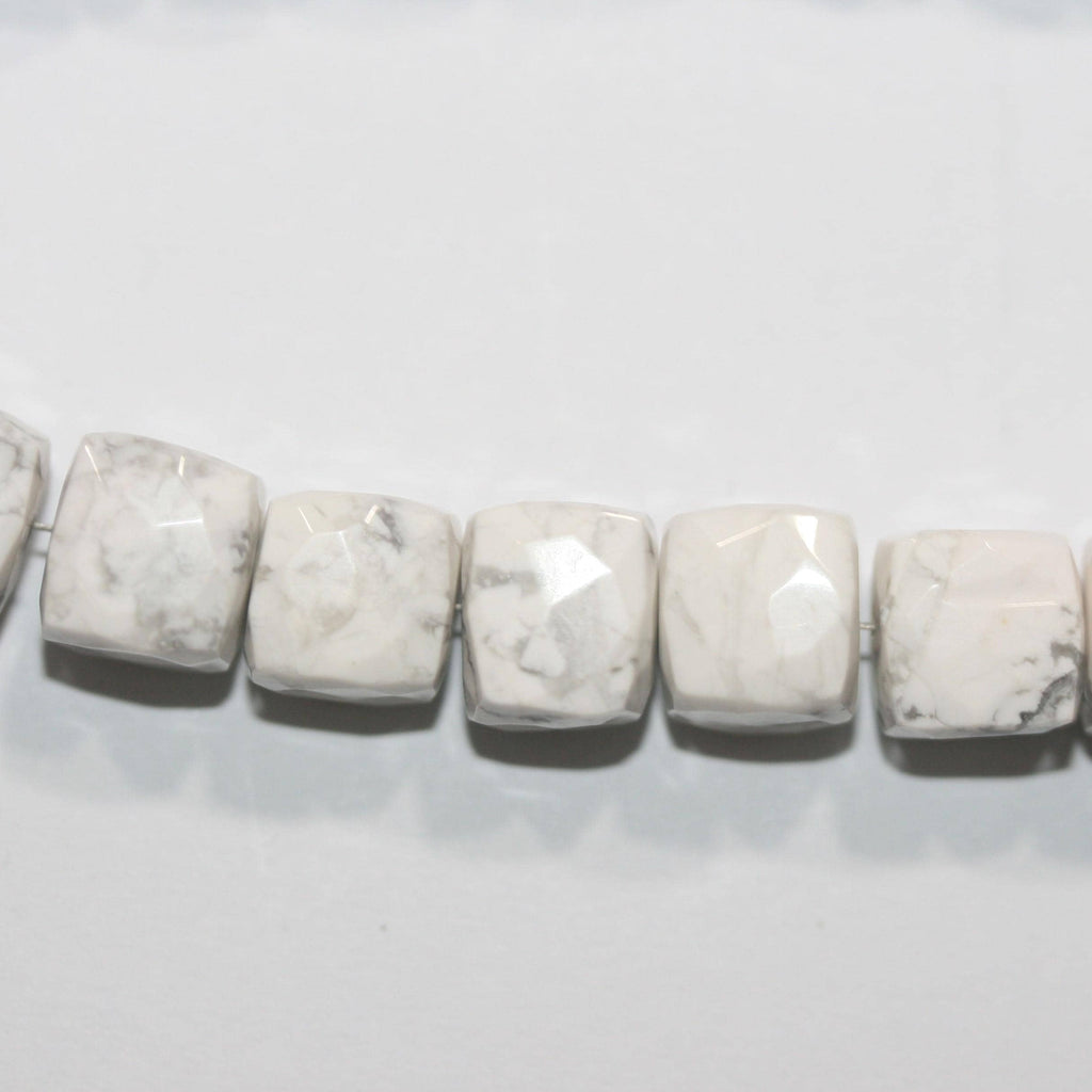 Cuentas cúbicas facetadas de howlita blanca de 40 cm, 8-9 mm aprox. - Hilo de 40 cm - Artículo 15059