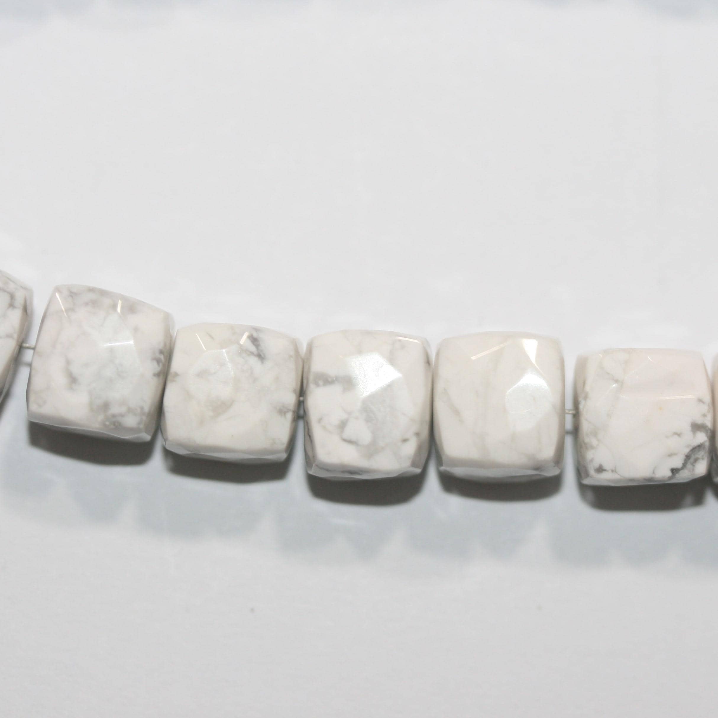 Cuentas cúbicas facetadas de howlita blanca de 40 cm, 8-9 mm aprox. - Hilo de 40 cm - Artículo 15059