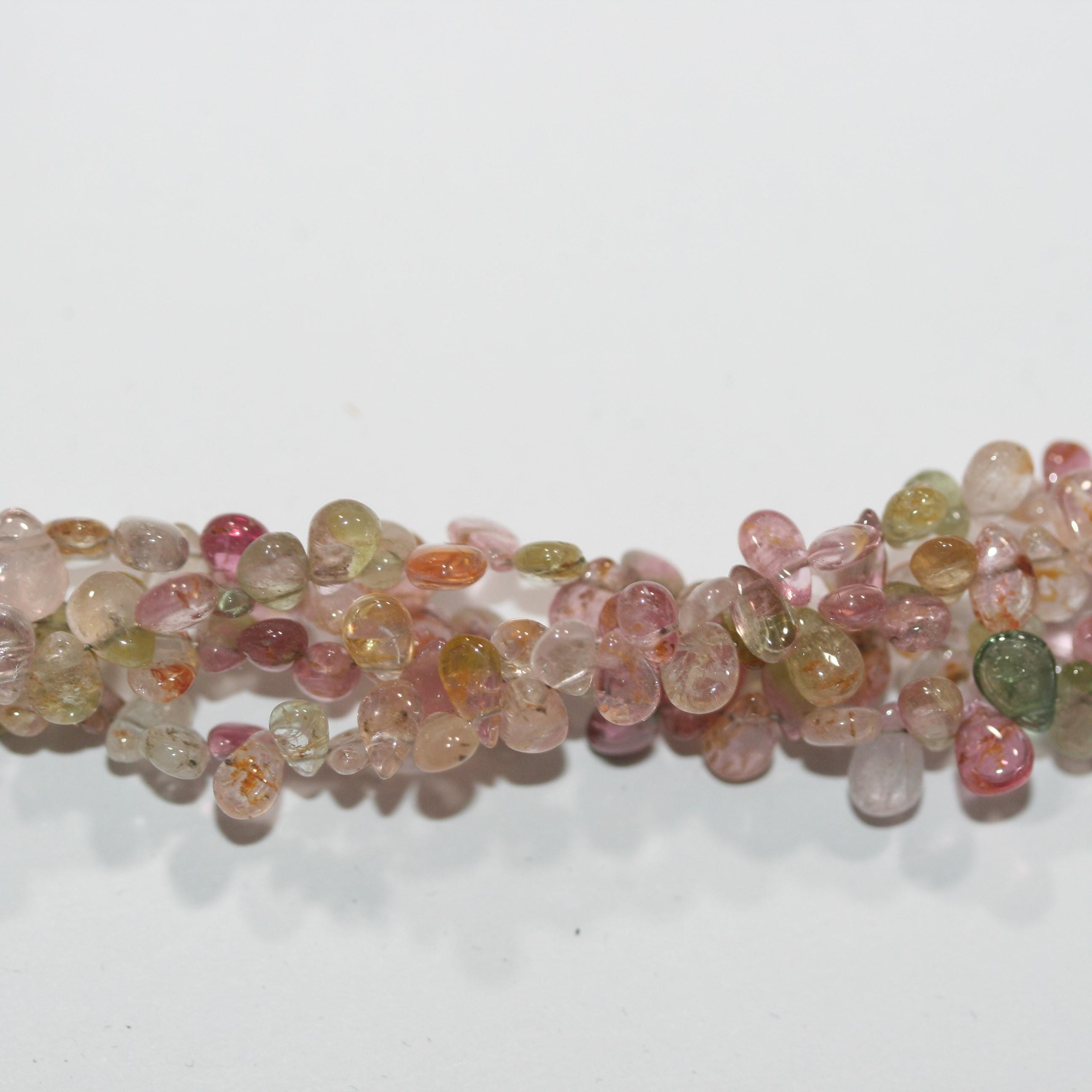 Collier de perles en forme de goutte lisse en saphir multicolore de 8 pouces (6 x 4 mm). Longueur approximative : 20 cm.