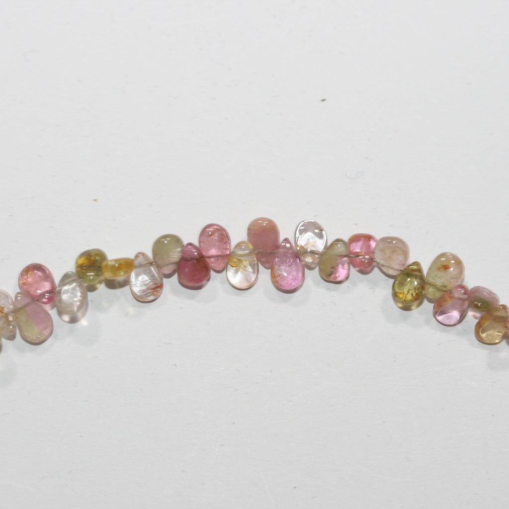 Collier de perles en forme de goutte lisse en saphir multicolore de 8 pouces (6 x 4 mm). Longueur approximative : 20 cm.