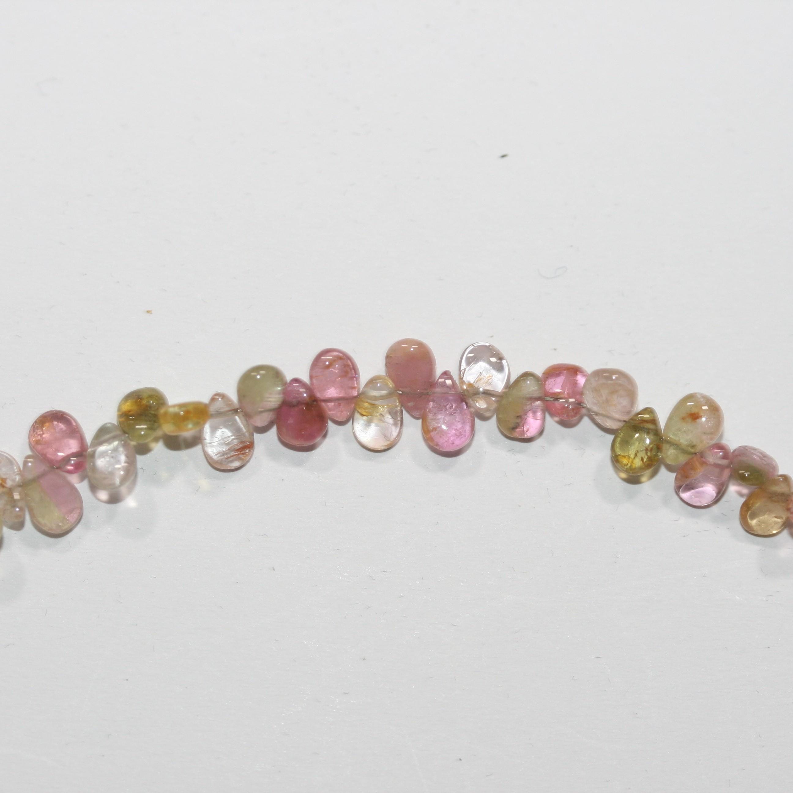 Collier de perles en forme de goutte lisse en saphir multicolore de 8 pouces (6 x 4 mm). Longueur approximative : 20 cm.