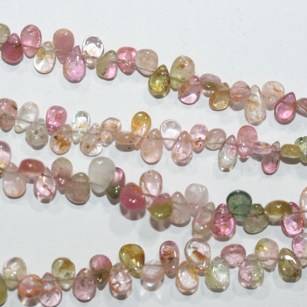 Collier de perles en forme de goutte lisse en saphir multicolore de 8 pouces (6 x 4 mm). Longueur approximative : 20 cm.