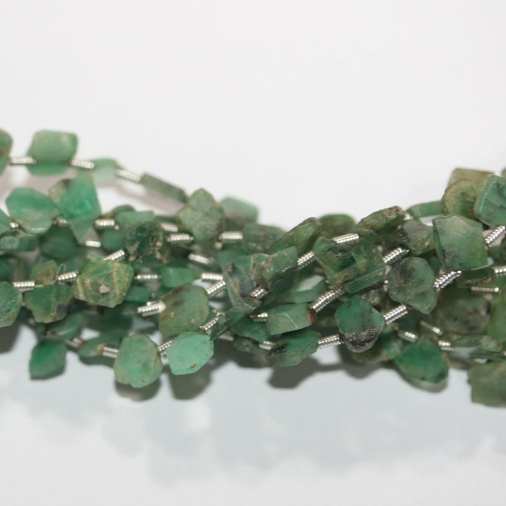 Cuentas planas ovaladas irregulares de esmeralda de 8" (6-8 mm). Aprox. - Hilo de 20 cm. - Artículo 15000