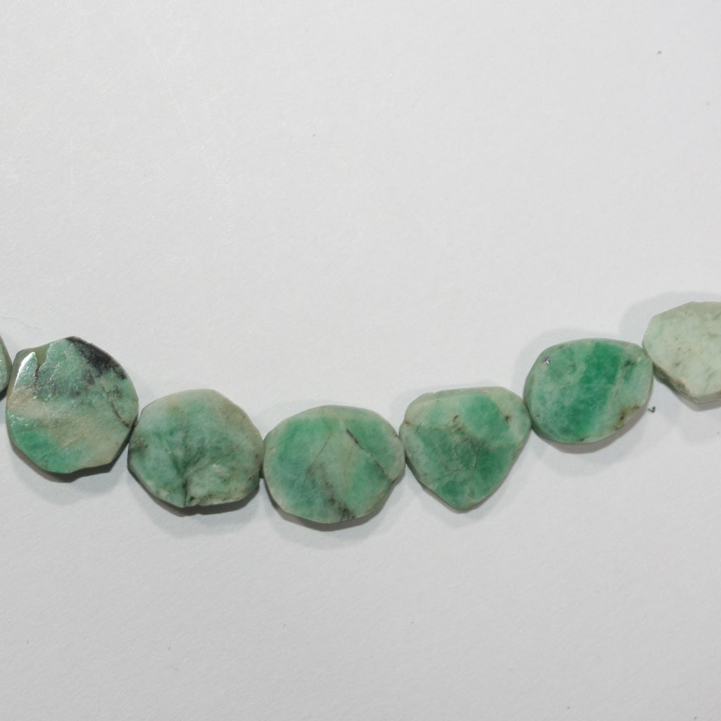 Cuentas planas ovaladas irregulares de esmeralda de 8" (7-12 mm). Aprox. - Hilo de 20 cm. - Artículo 14990