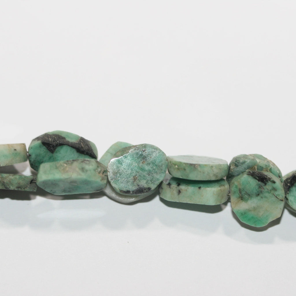 Cuentas planas ovaladas irregulares de esmeralda de 8" (7-12 mm). Aprox. - Hilo de 20 cm. - Artículo 14990