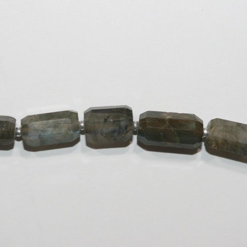 Perles tubulaires à facettes en labradorite de Saint-Labrador, 12 x 7 mm environ. Longueur du fil : 26 cm. Réf. 15066