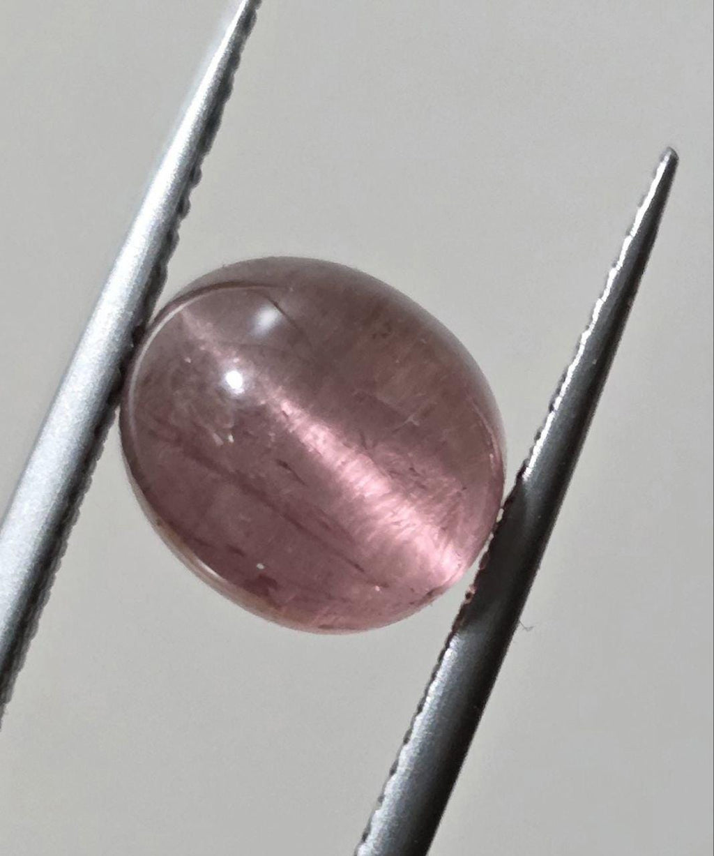 Tourmaline œil-de-chat rose AAA, cabochon ovale 10 x 8,8 mm, 5,3 ct - Tourmaline rouge - Pierre non traitée - Propriétés lithogènes - Effet chatoyant