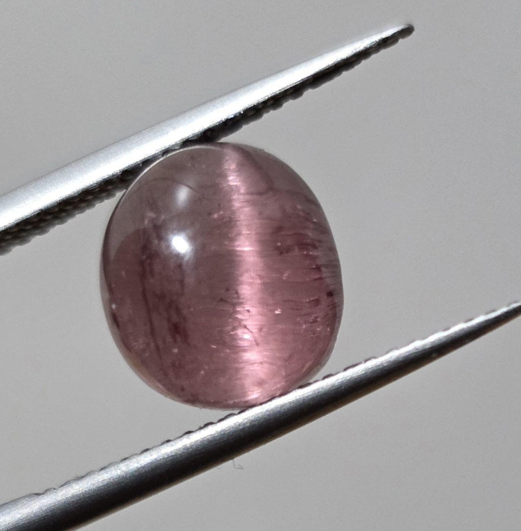Tourmaline œil-de-chat rose AAA, cabochon ovale 10 x 8,8 mm, 5,3 ct - Tourmaline rouge - Pierre non traitée - Propriétés lithogènes - Effet chatoyant