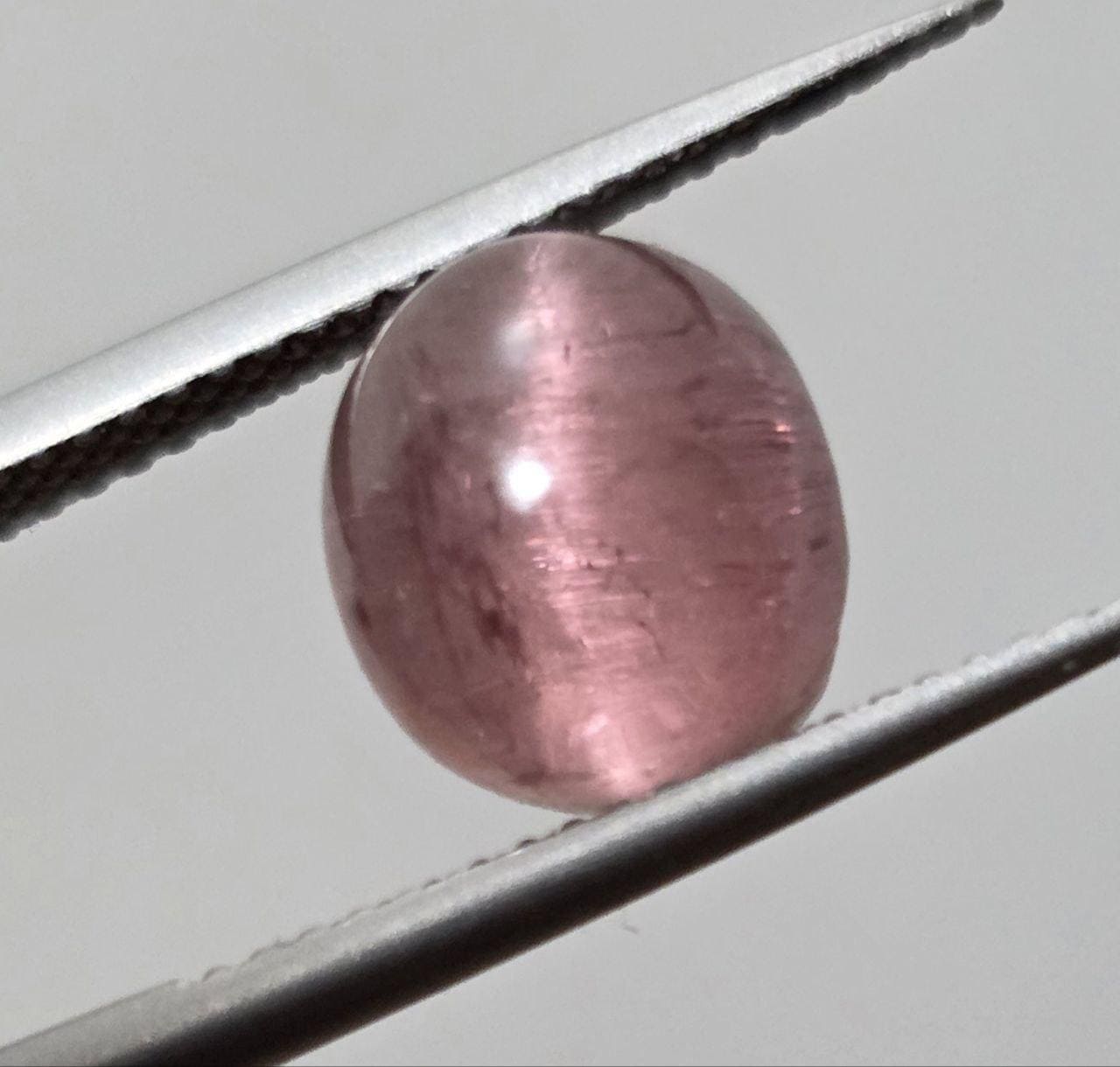 Tourmaline œil-de-chat rose AAA, cabochon ovale 10 x 8,8 mm, 5,3 ct - Tourmaline rouge - Pierre non traitée - Propriétés lithogènes - Effet chatoyant