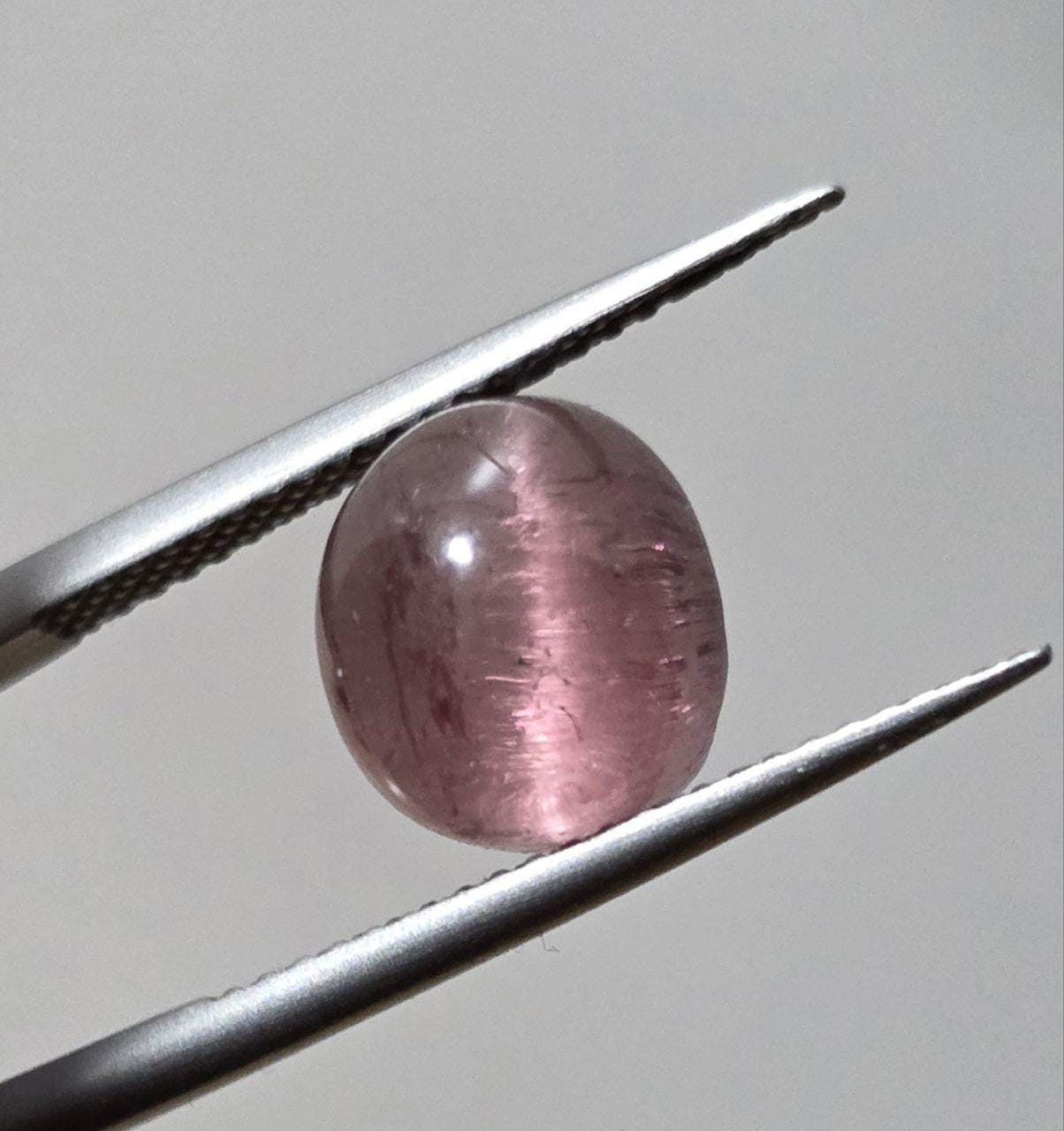 Tourmaline œil-de-chat rose AAA, cabochon ovale 10 x 8,8 mm, 5,3 ct - Tourmaline rouge - Pierre non traitée - Propriétés lithogènes - Effet chatoyant