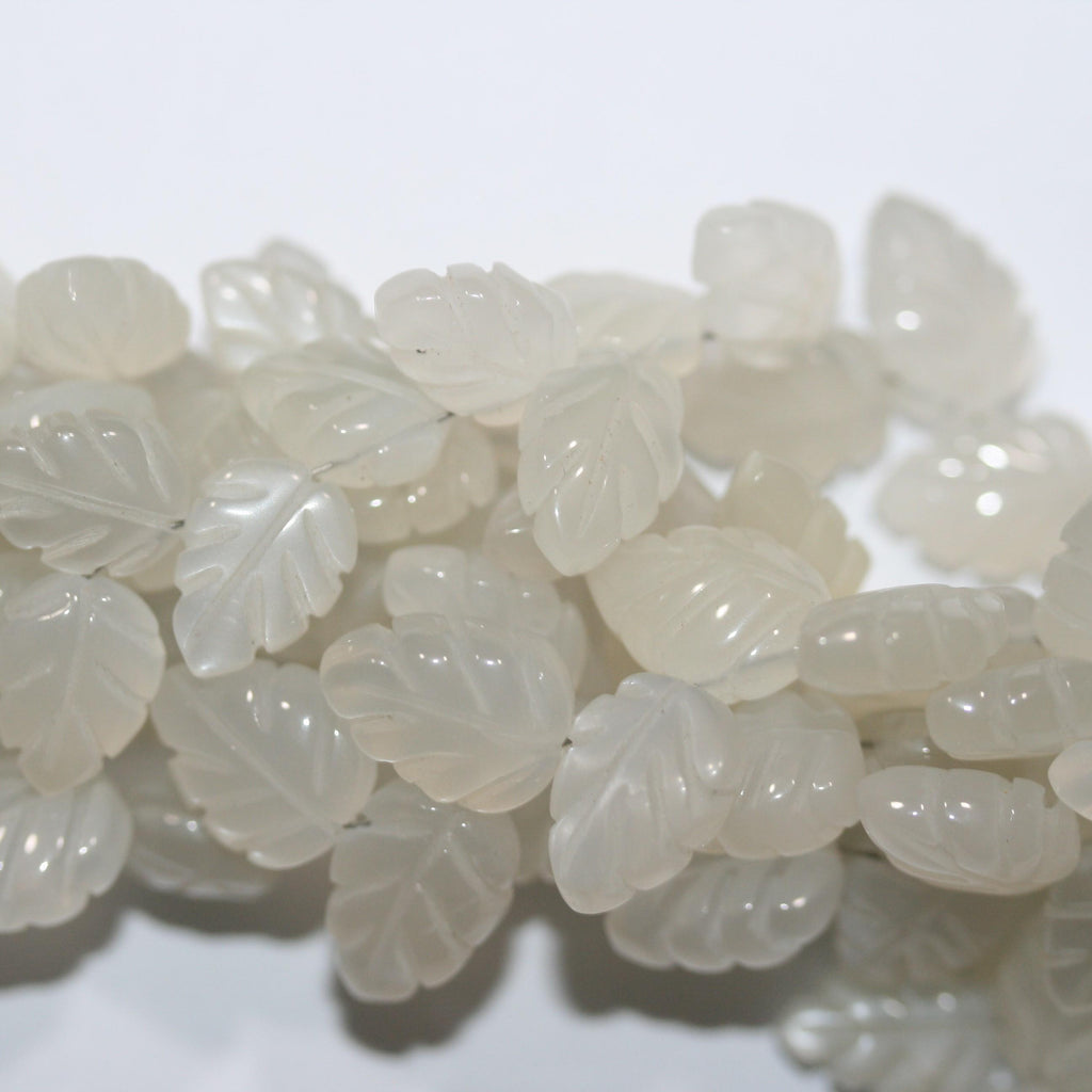 Perles en pierre de lune St, grain fin, forme feuille, 12 x 8 mm environ. Longueur du fil : 20 cm. Réf. 15026