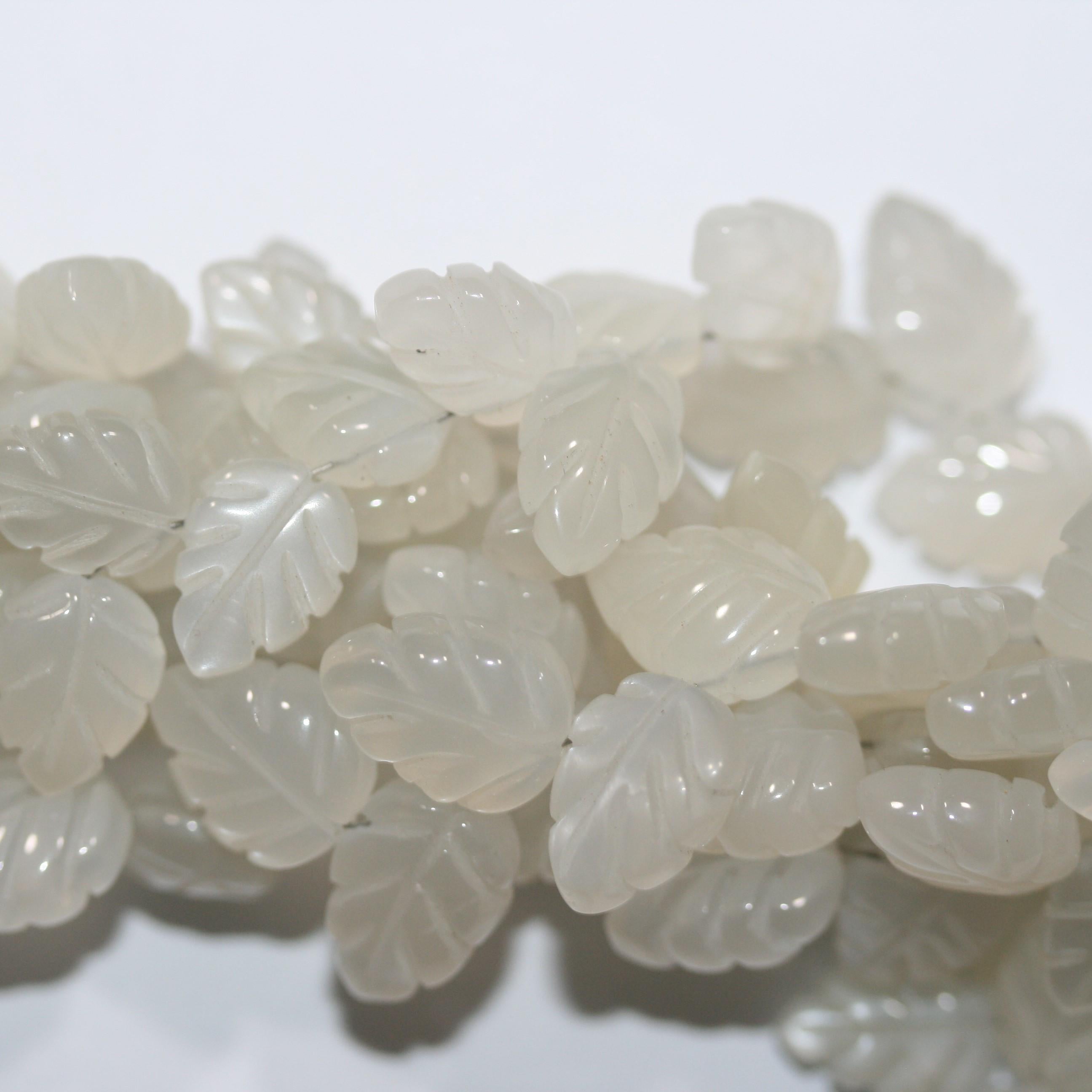 Perles en pierre de lune St, grain fin, forme feuille, 12 x 8 mm environ. Longueur du fil : 20 cm. Réf. 15026