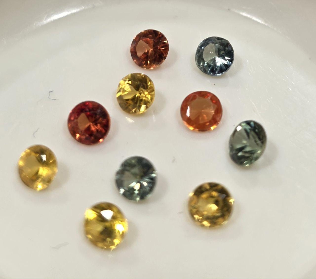 Lot de 10 saphirs multicolores facettés ronds de 3 mm. (10 pièces)