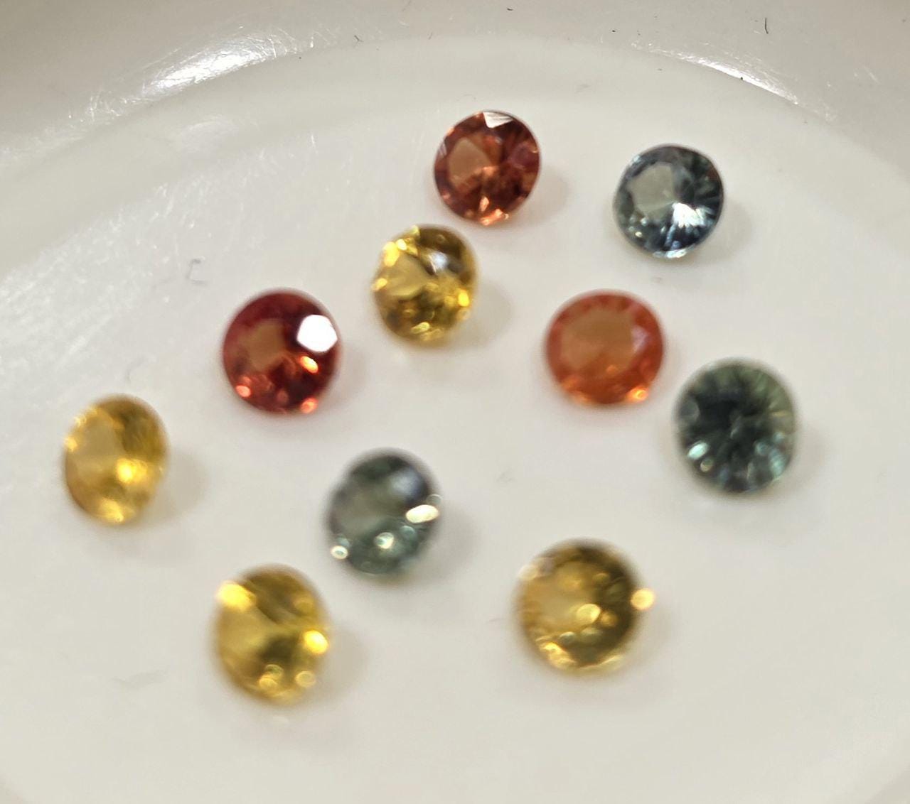 Lot de 10 saphirs multicolores facettés ronds de 3 mm. (10 pièces)