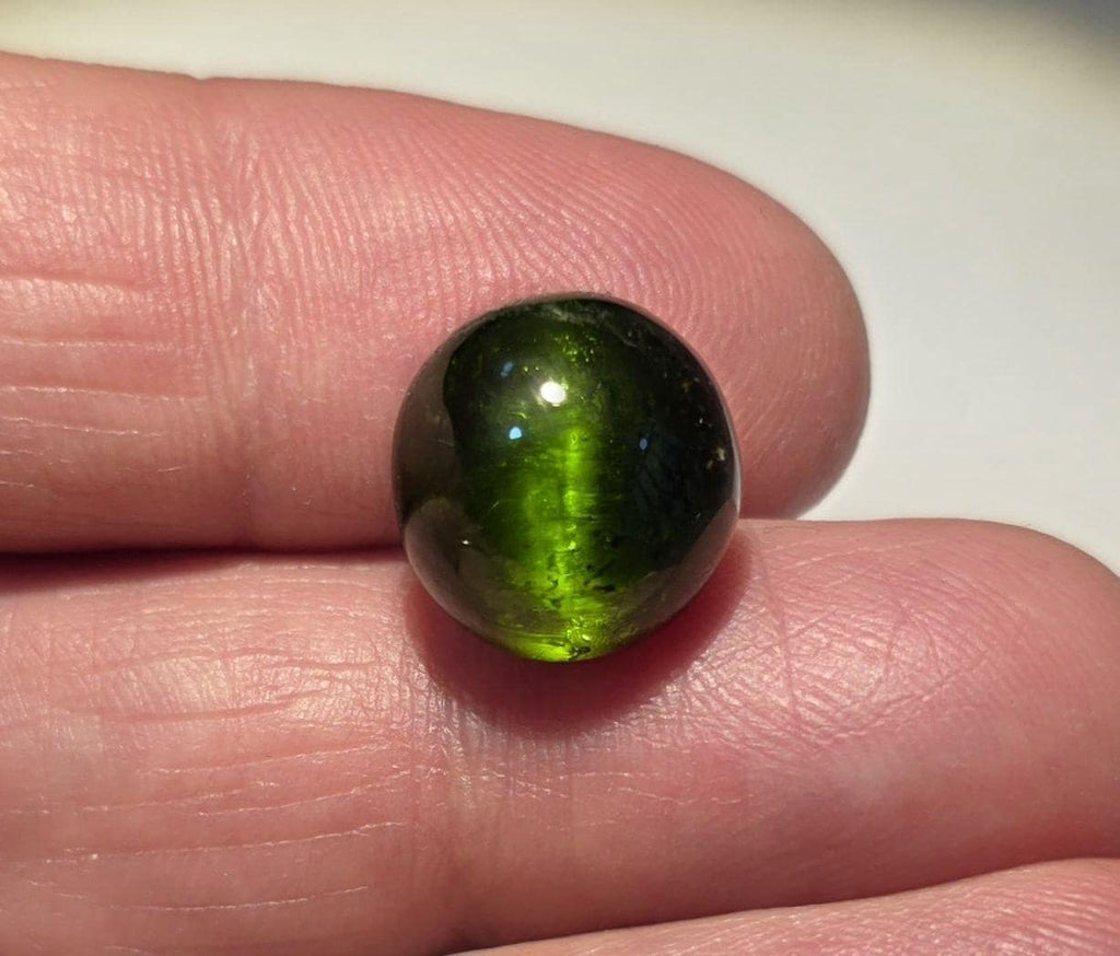 Tourmaline œil-de-chat verte AAA unique en son genre, cabochon ovale 12,6 x 12,1 mm, 11,22 ct - Gemme non traitée - Qualité supérieure - Chatoyance