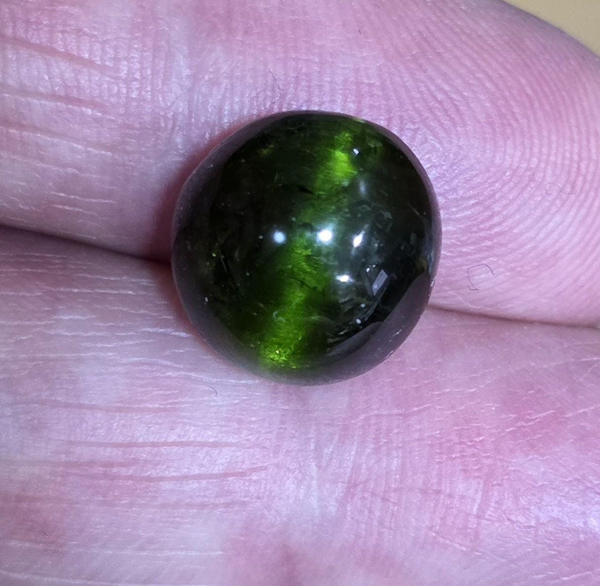 Tourmaline œil-de-chat verte AAA unique en son genre, cabochon ovale 12,6 x 12,1 mm, 11,22 ct - Gemme non traitée - Qualité supérieure - Chatoyance