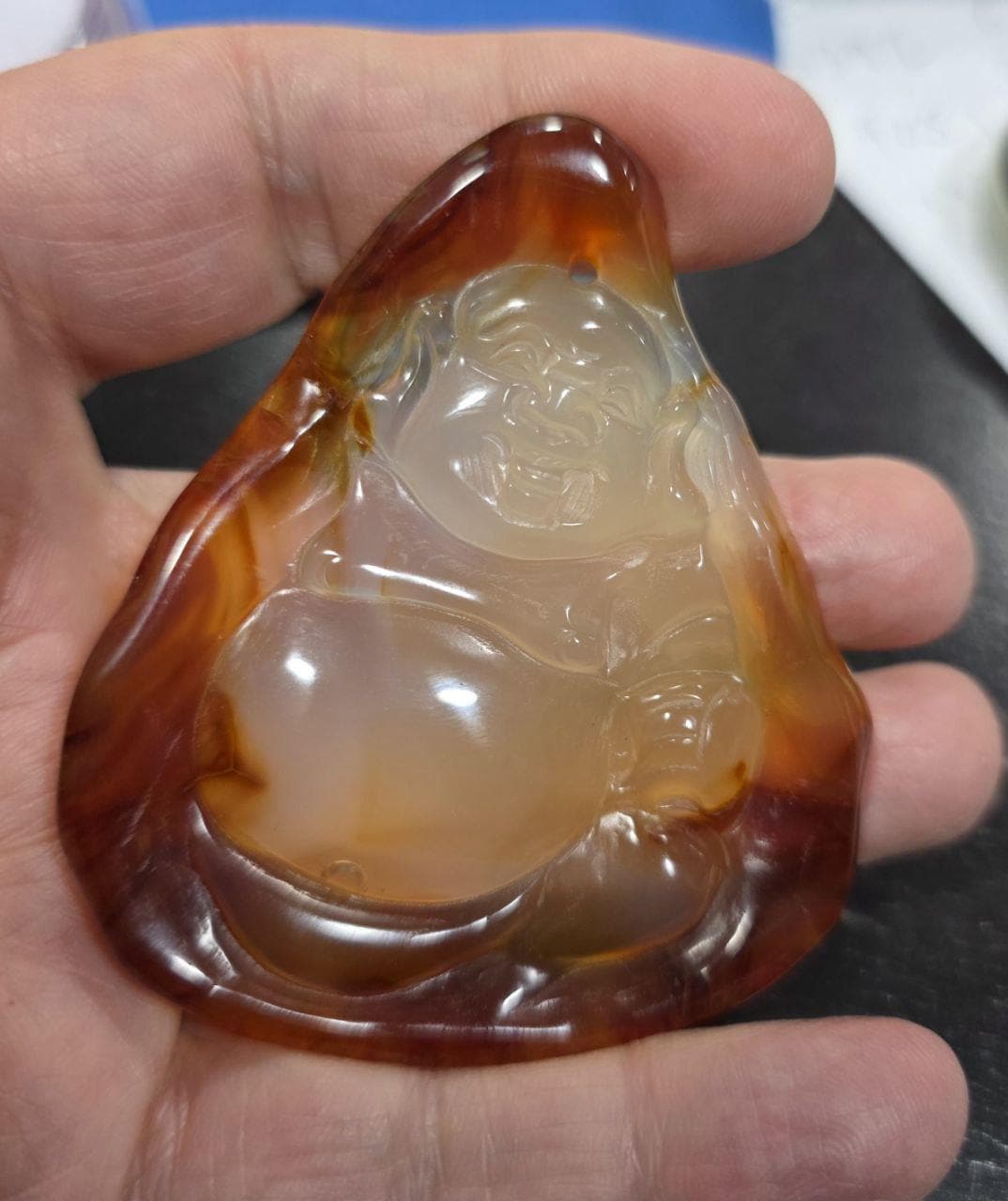 Colgante grande de Buda tallado en ágata cornalina. Talla de piedra preciosa. Pieza única de 68,8 x 60,5 mm.