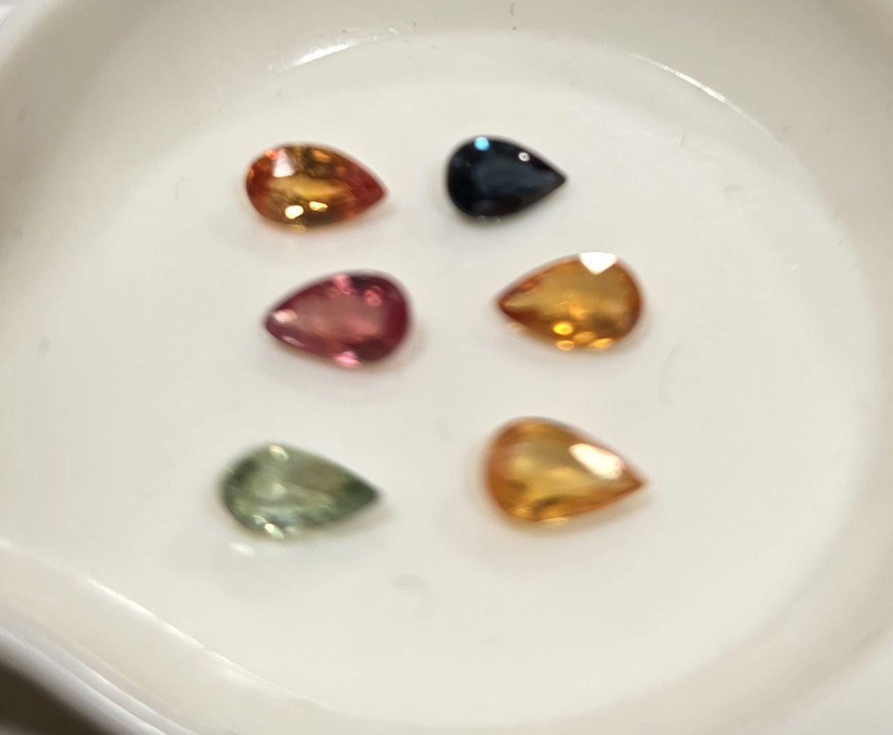 Lot de 6 saphirs multicolores à facettes en forme de goutte (5 x 3 mm). Pierres précieuses en vrac, prix de gros. Gemmes naturelles.