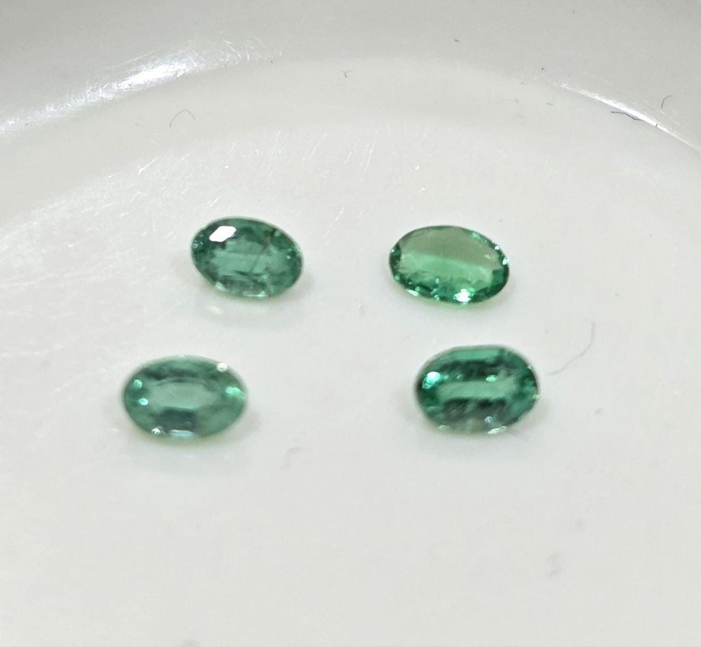 Lote de 4 esmeraldas de 3,5 x 2,5 mm - Esmeraldas diminutas - Piedras preciosas naturales - Lote de esmeraldas africanas