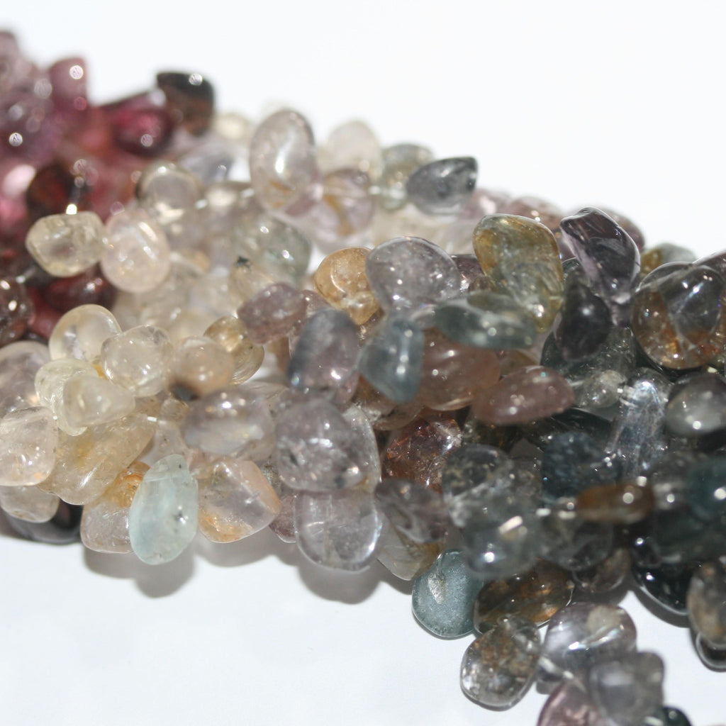 Perles de spinelle multicolores en forme de pépites, lisses, plates et irrégulières, de 6 à 8 mm environ. Fil de 40 cm. Réf. 14992