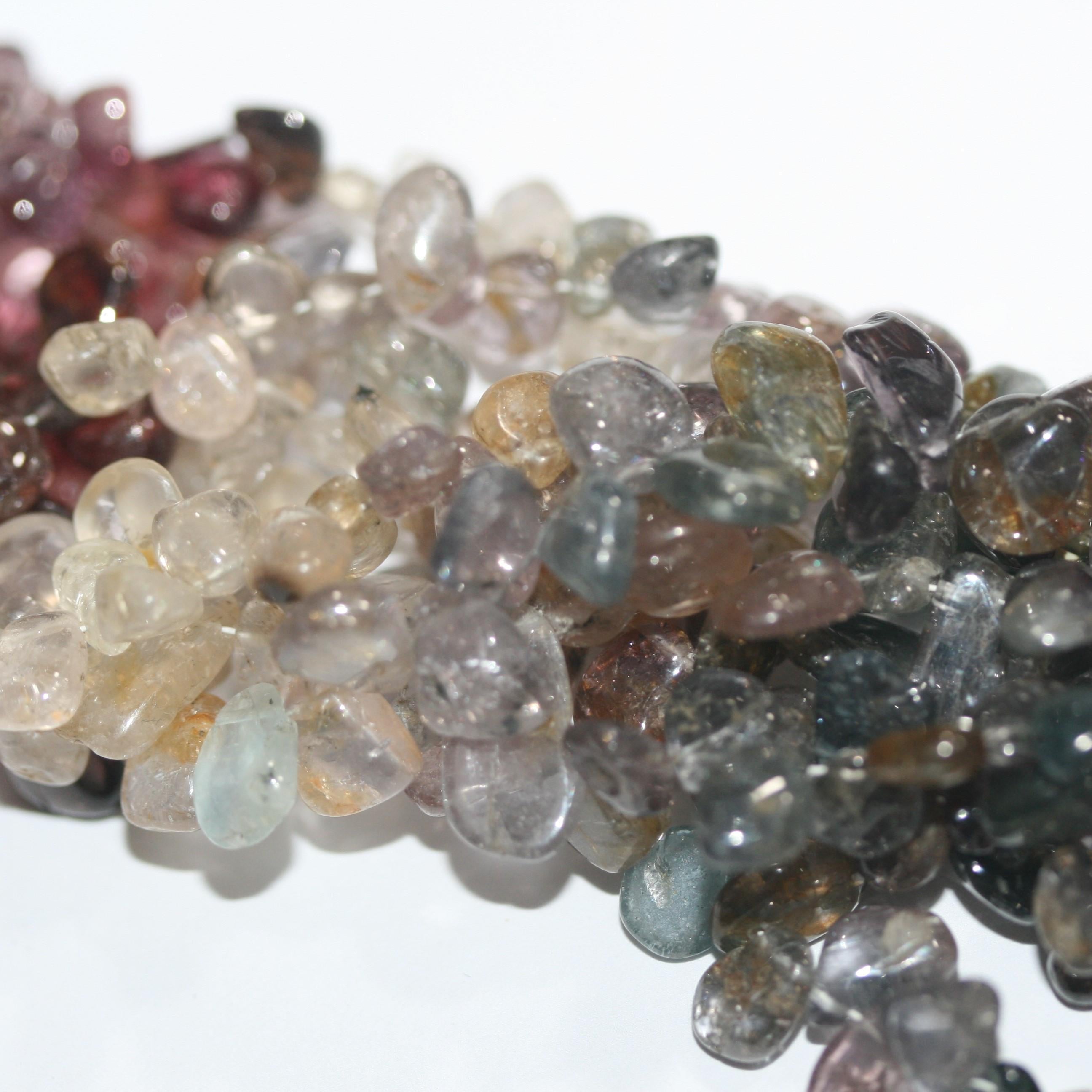 Perles de spinelle multicolores en forme de pépites, lisses, plates et irrégulières, de 6 à 8 mm environ. Fil de 40 cm. Réf. 14992