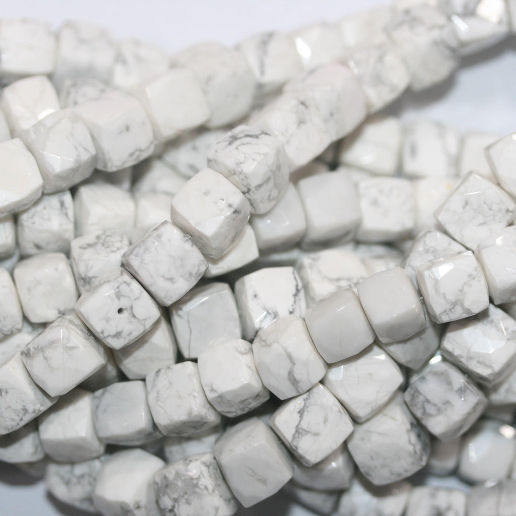 Cuentas cúbicas facetadas de howlita blanca de 40 cm, 8-9 mm aprox. - Hilo de 40 cm - Artículo 15059
