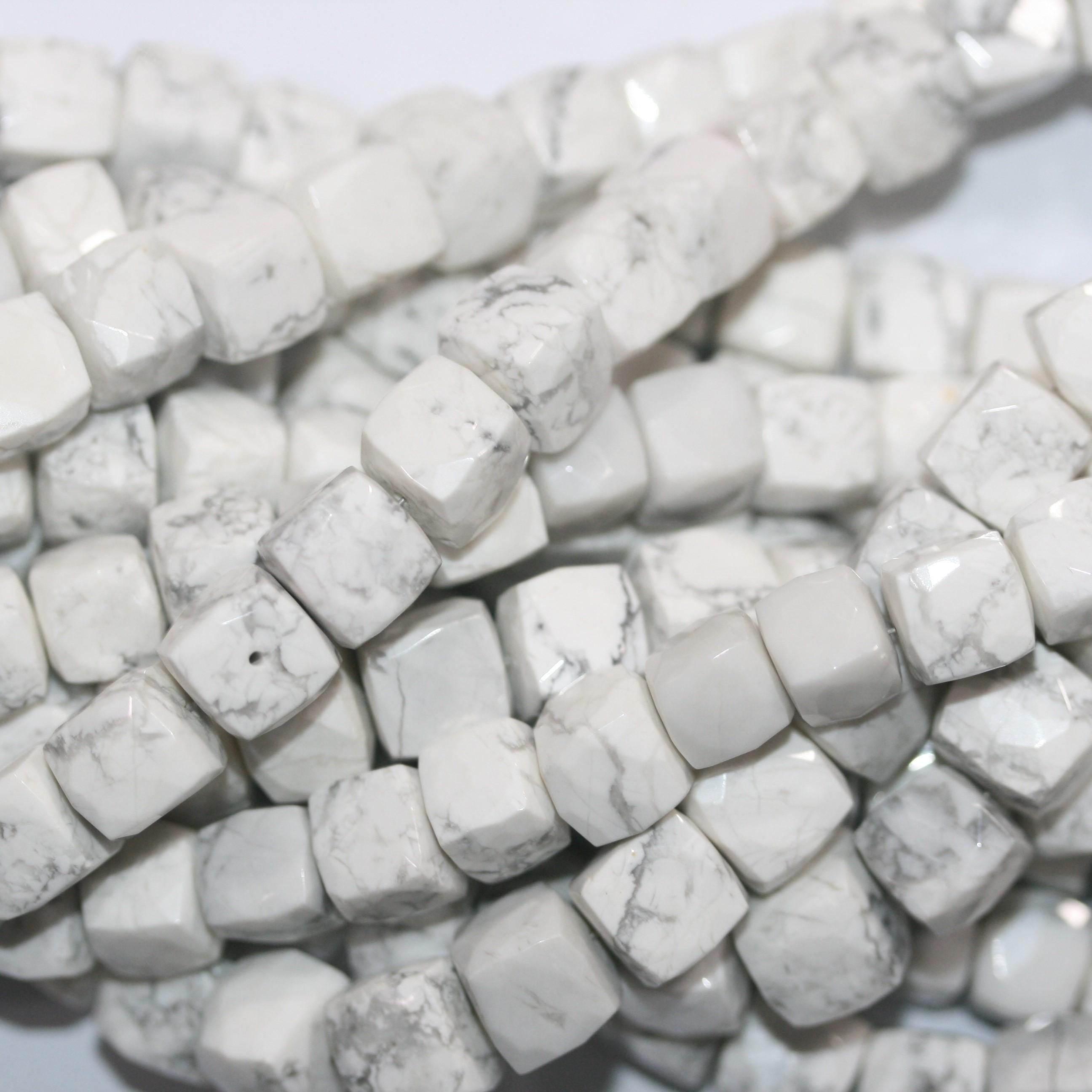 Cuentas cúbicas facetadas de howlita blanca de 40 cm, 8-9 mm aprox. - Hilo de 40 cm - Artículo 15059