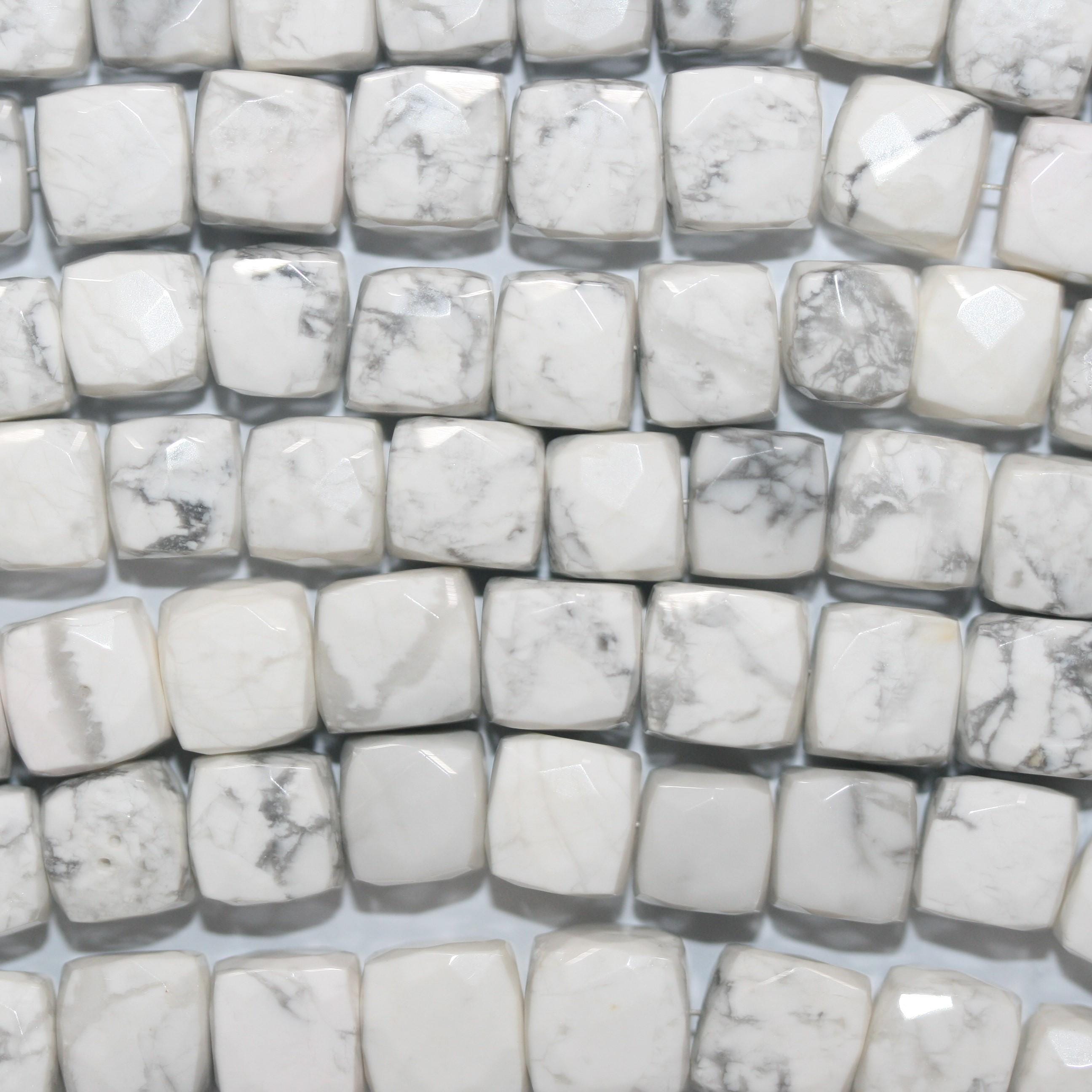 Cuentas cúbicas facetadas de howlita blanca de 40 cm, 8-9 mm aprox. - Hilo de 40 cm - Artículo 15059